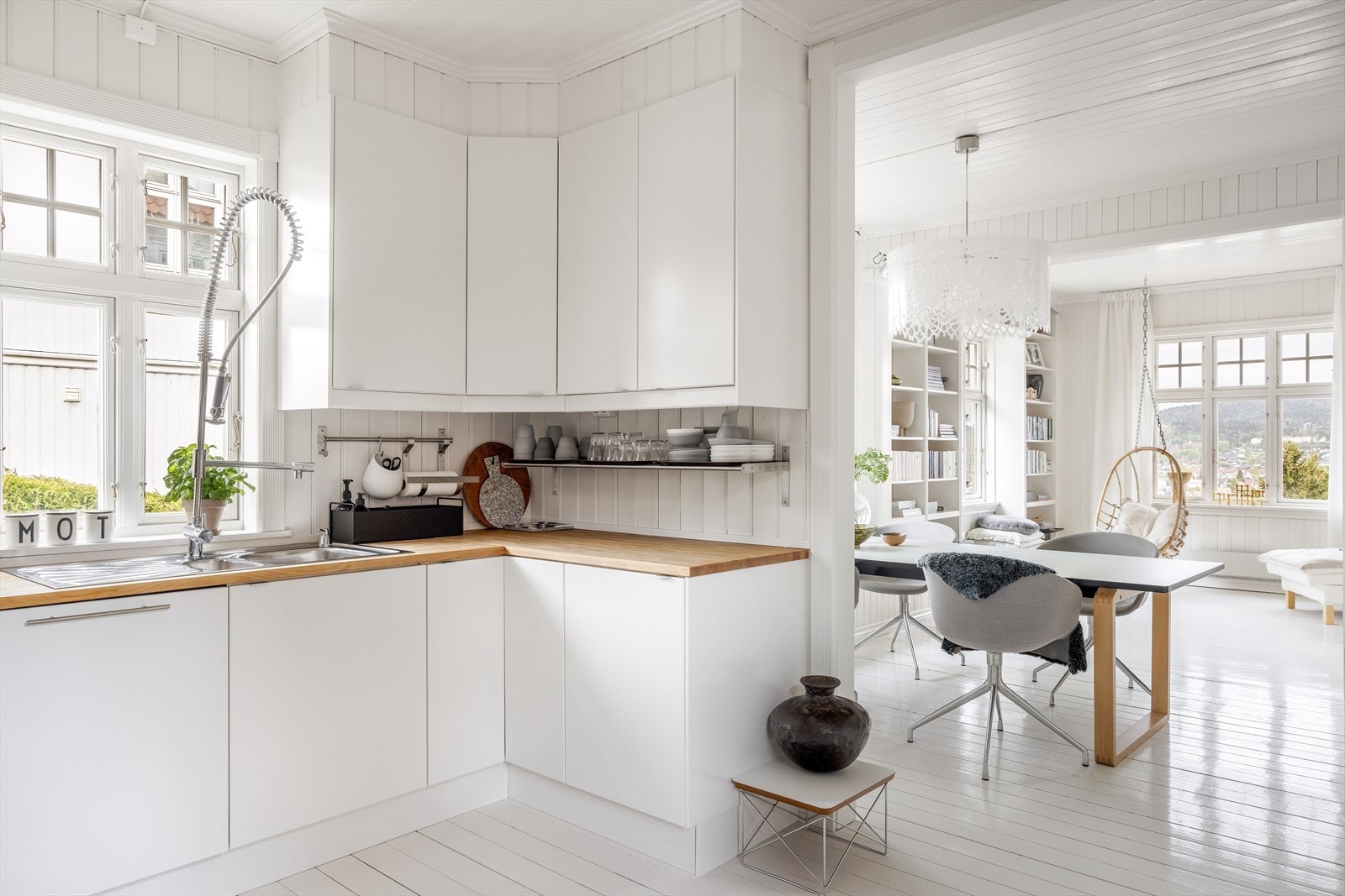 Lyst og pent kjøkken på 12 m², tilbygget boligen i 2002. Kjøkkenet ligger i delvis åpen løsning med spisestuen og har pen, takhøy innredning. Galleribilde