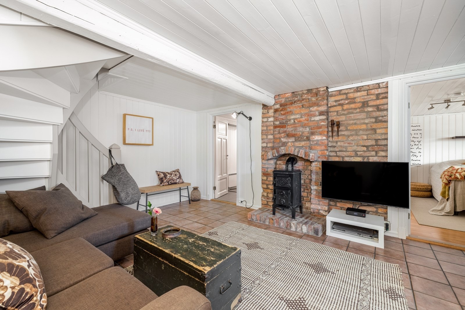 Flott kjellerstue på 17,2 m² i underetasjen. Kjellerstuen har flislagt gulv og det er etablert tett, malt tretrapp mellom etasjene. Galleribilde