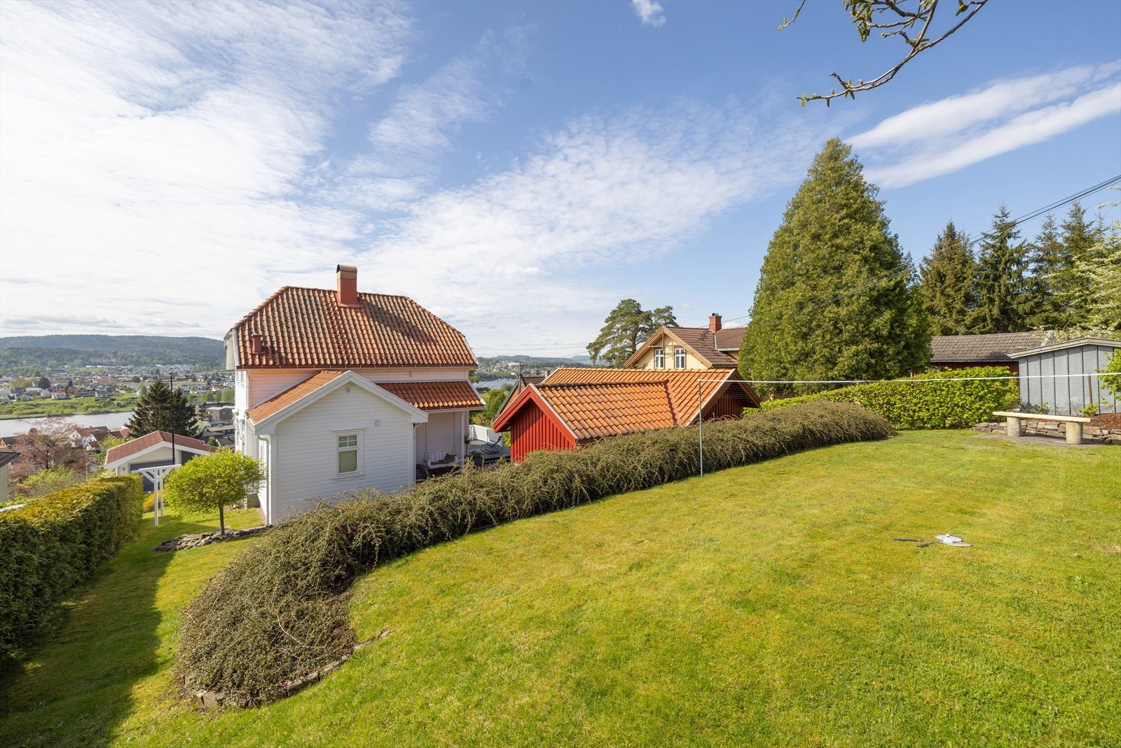 Boligen har en meget flott beliggenhet, i svært attraktivt, barnevennlig og sentrumsnært boligområde på Breidablikk i Porsgrunn. Bakre del av hagen har god boltringsplass med plass til trampoline og annen uteaktivitet. Galleribilde