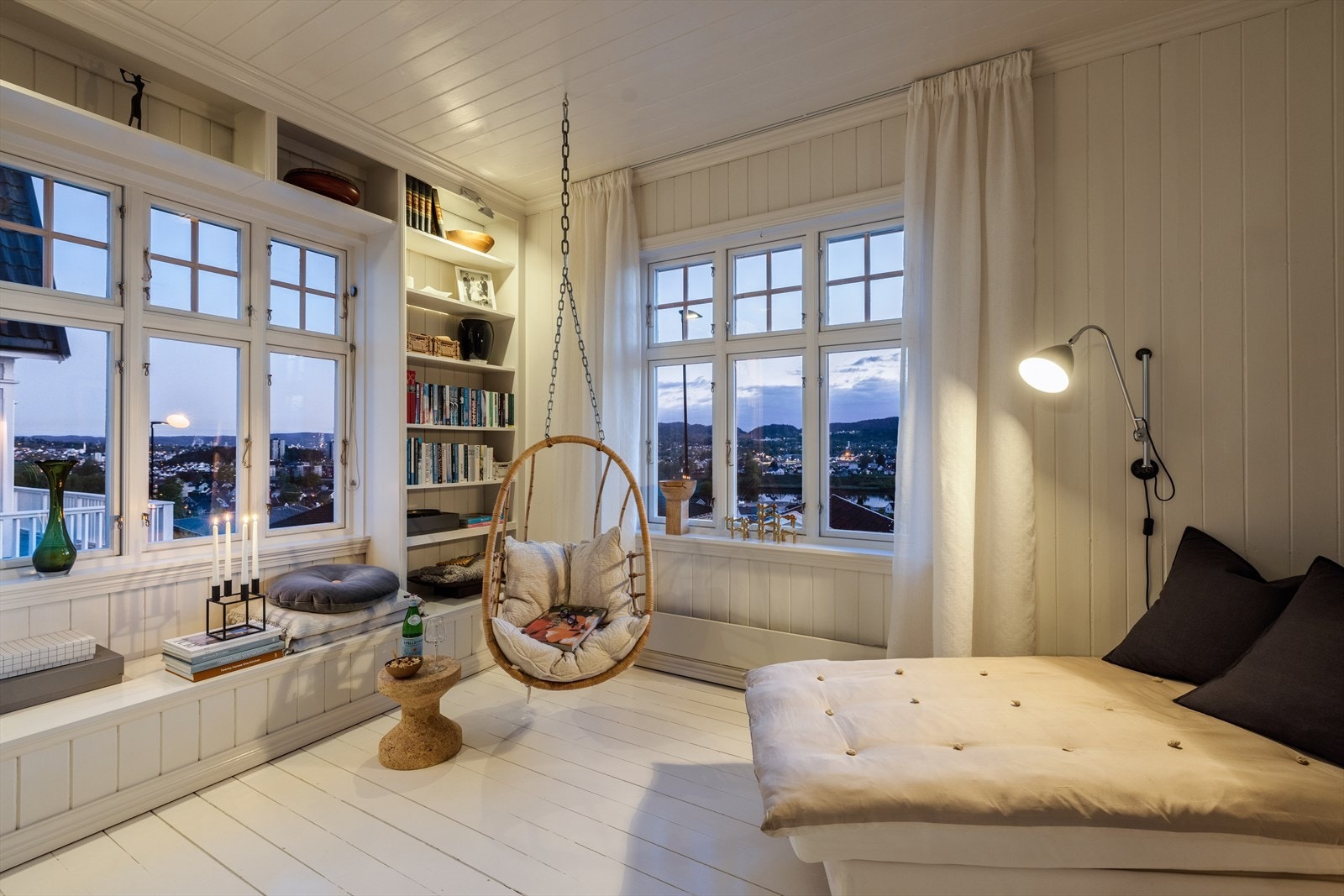 Stuene har lyse overflater, god takhøyde og store vindusflater, som tilfører rikelig med naturlig lys til rommene - legg merke til den nydelige utsikten! Galleribilde