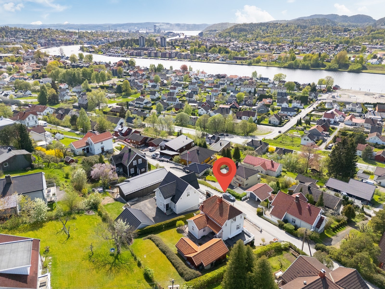 Åmotbakken 19 har en nydelig opparbeidet tomt over flere nivåer og stedvis innrammet med hekk og gjerde. Flotte utearealer, med hage og terrasser, samt hagestue, Galleribilde