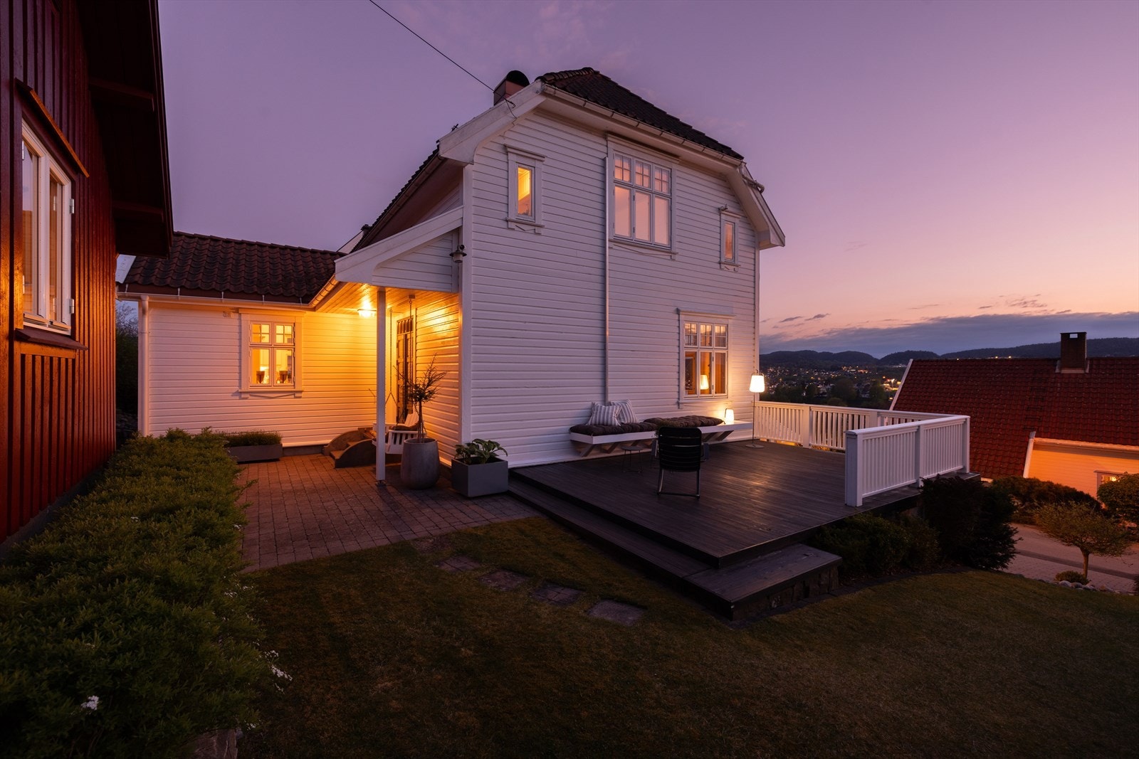 Uteplassen er pent opparbeidet med belegningsstein og ligger i direkte tilknytning til vestvendt terrasse. Galleribilde