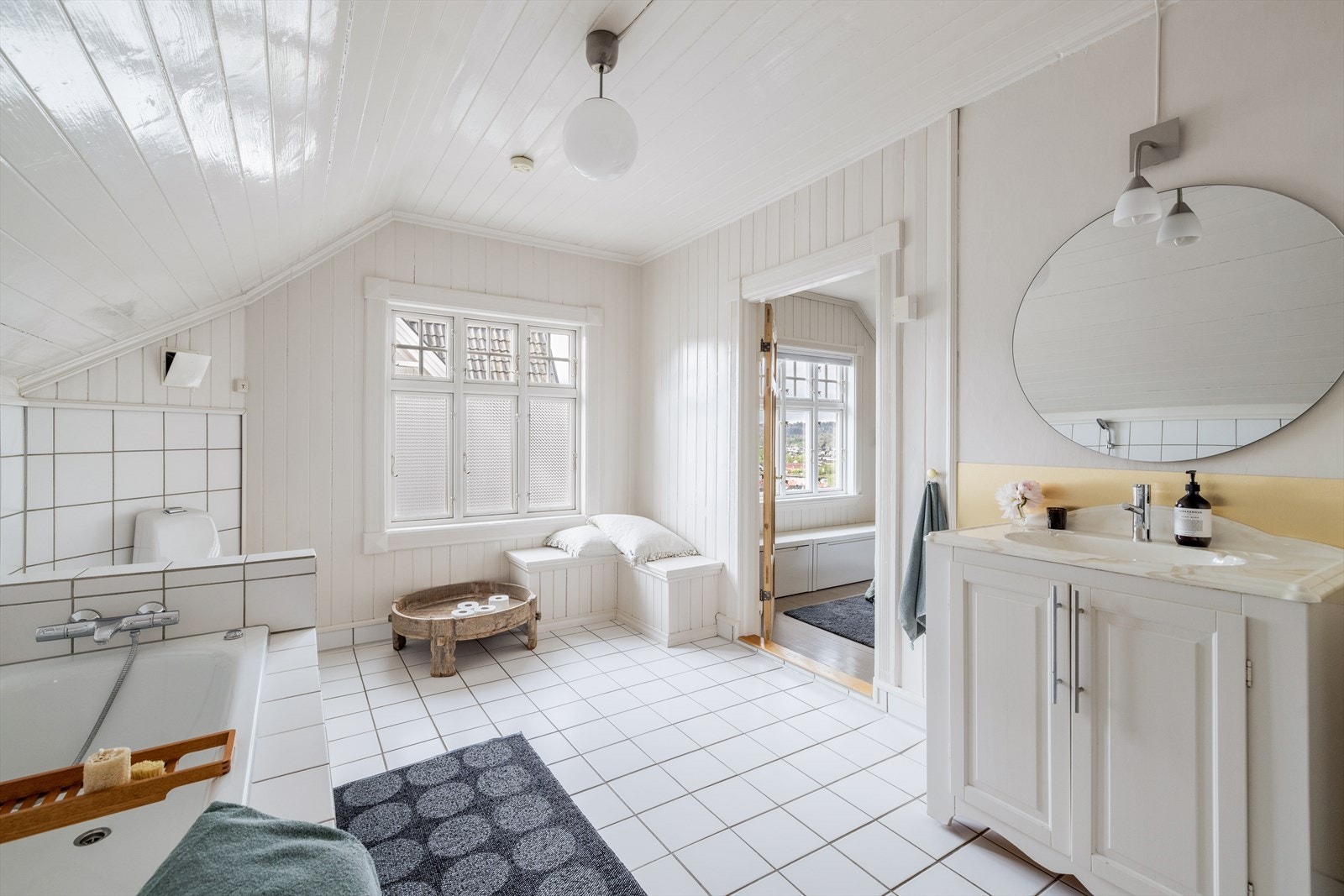 Stort bad på hele 12 m² i boligens 2.etasje. Badet innehar standard fra 1995, utstyrt med gulvvarme, innfliset badekar og nyere toalett fra 2012. Galleribilde