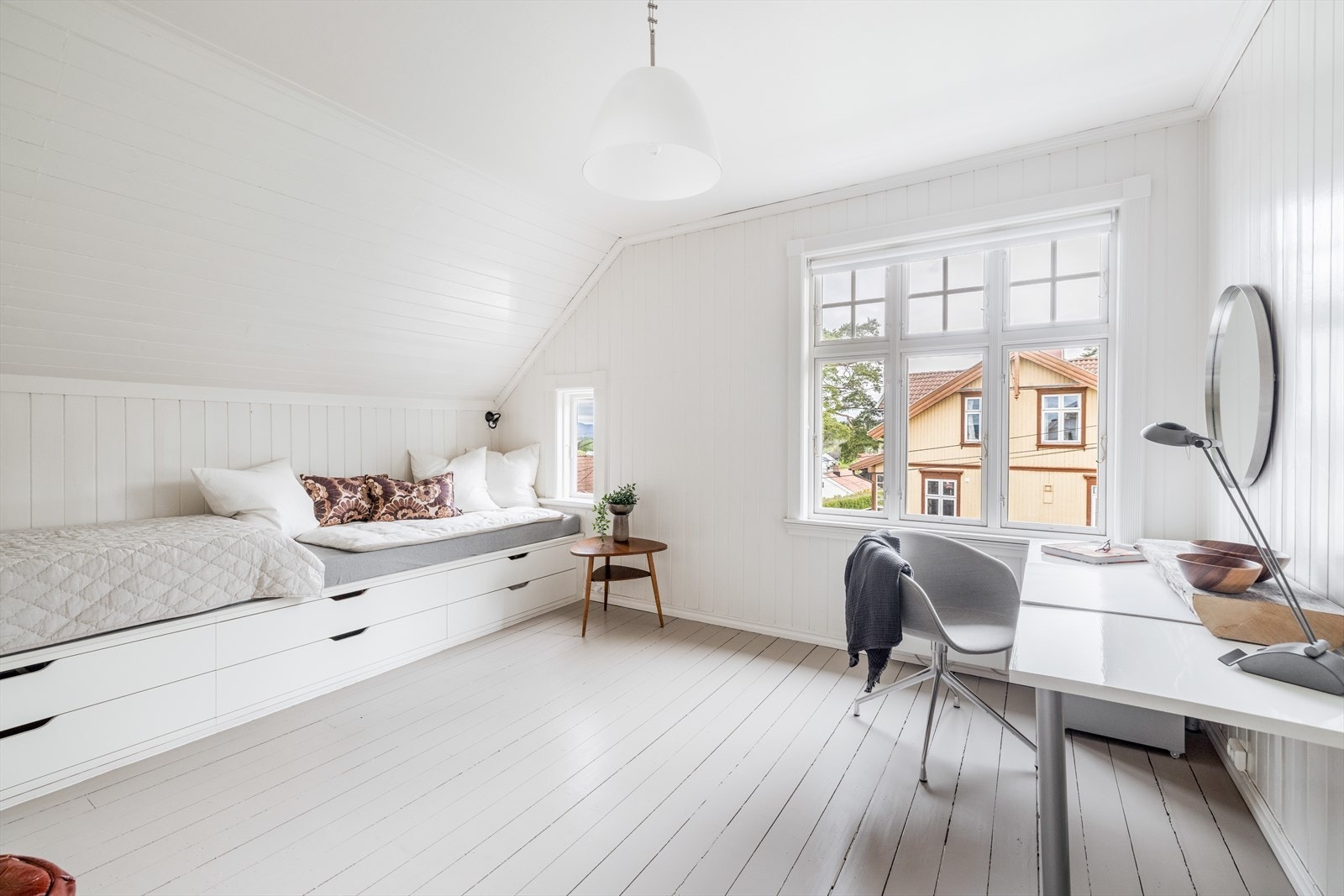 Det andre soverommet i 2.etasje er 17,7 m² og benyttes i dag som kontor/gjesterom. God plass til soveromsmøblement. Galleribilde
