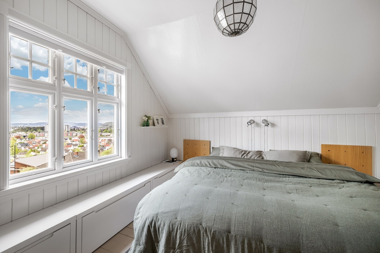 Hovedsoverommet er 13,5 m² og ligger i 2.etasjen. Her er det fin plass til dobbeltseng og sydvendt vindu med nydelig utsikt mot byen! Galleribilde