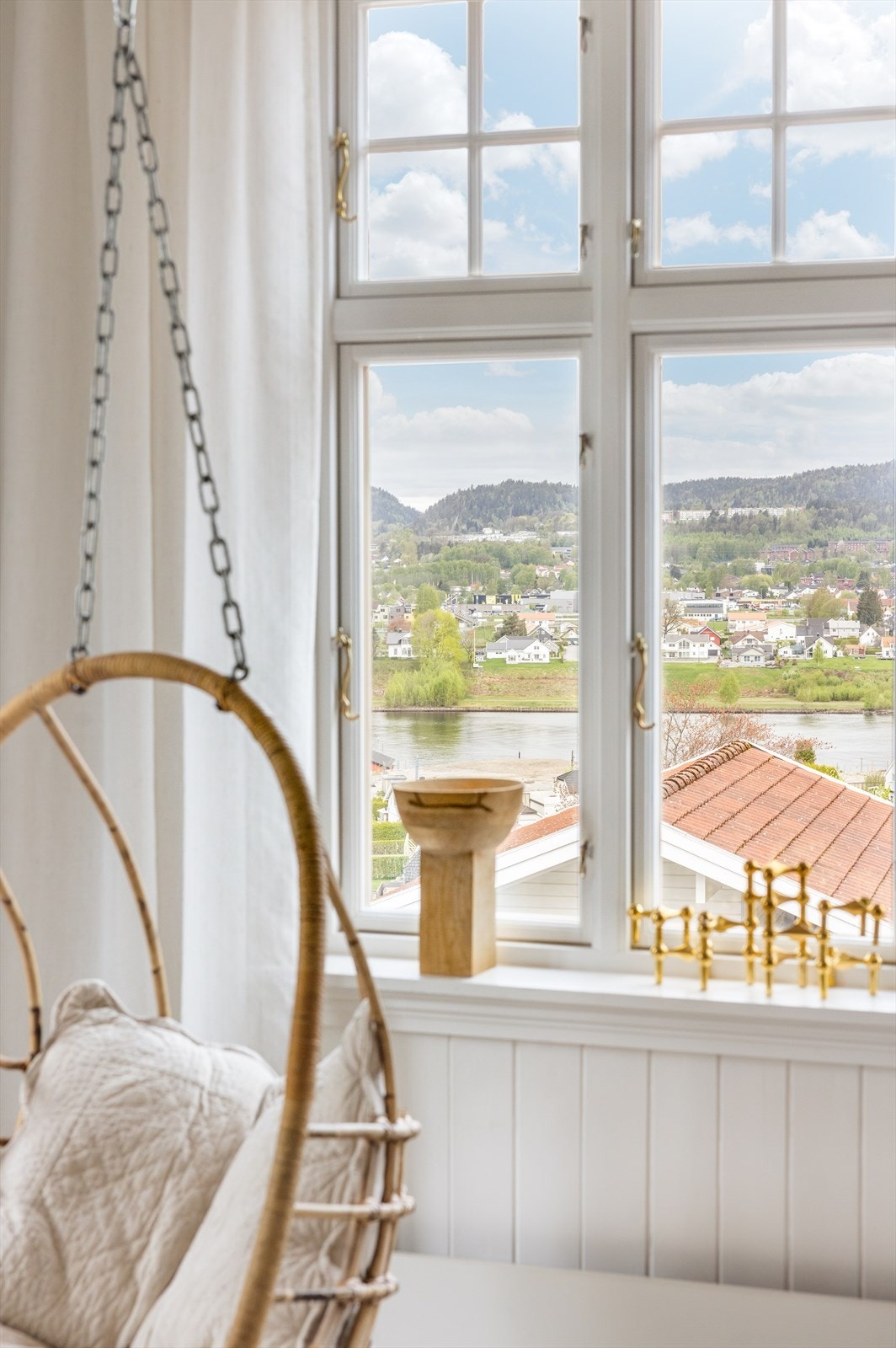 Fra vindusflatene som vender syd og vest er det nydelig utsikt til elva og byen, med omkringliggende skogkledde åser og fjell. Galleribilde