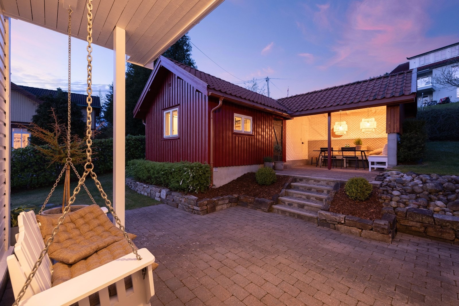 Annekset er oppført i 1918, ombygget og tilbygget med en flott hagestue i 2002. Her kan sene sommerkvelder nytes i stille og rolige omgivelser! Galleribilde