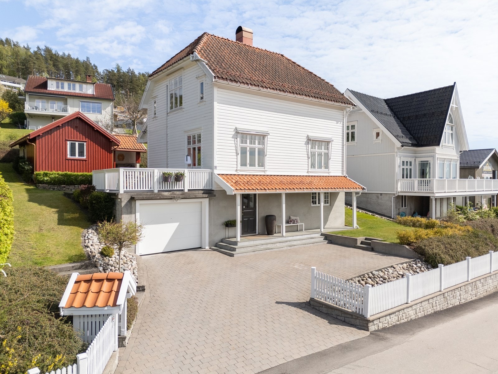 Boligen har tilliggende garasje og er betydelig påkostet/oppgradert på 1990-tallet. I tillegg frittstående, innredet anneks med hagestue. Galleribilde