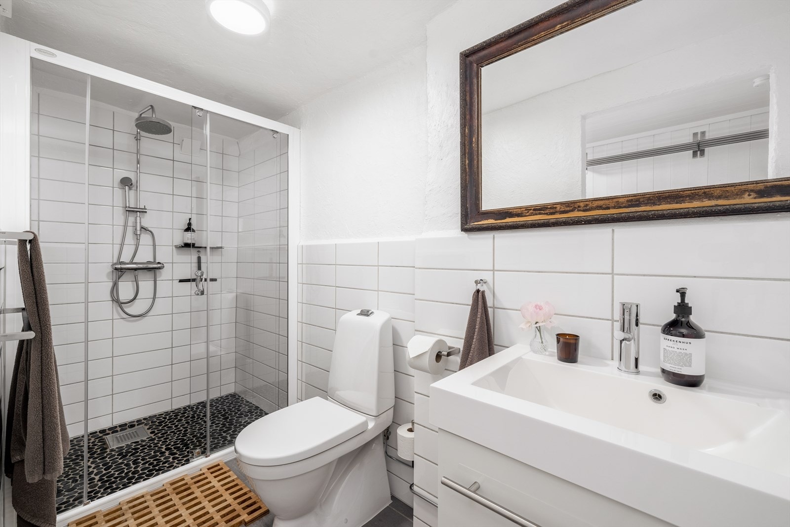 Vaskerom med tilliggende bad i underetasjen, på til sammen 8,7 m², med standard fra 2012. Badet er utstyrt med gulvvarme og toalett. Galleribilde