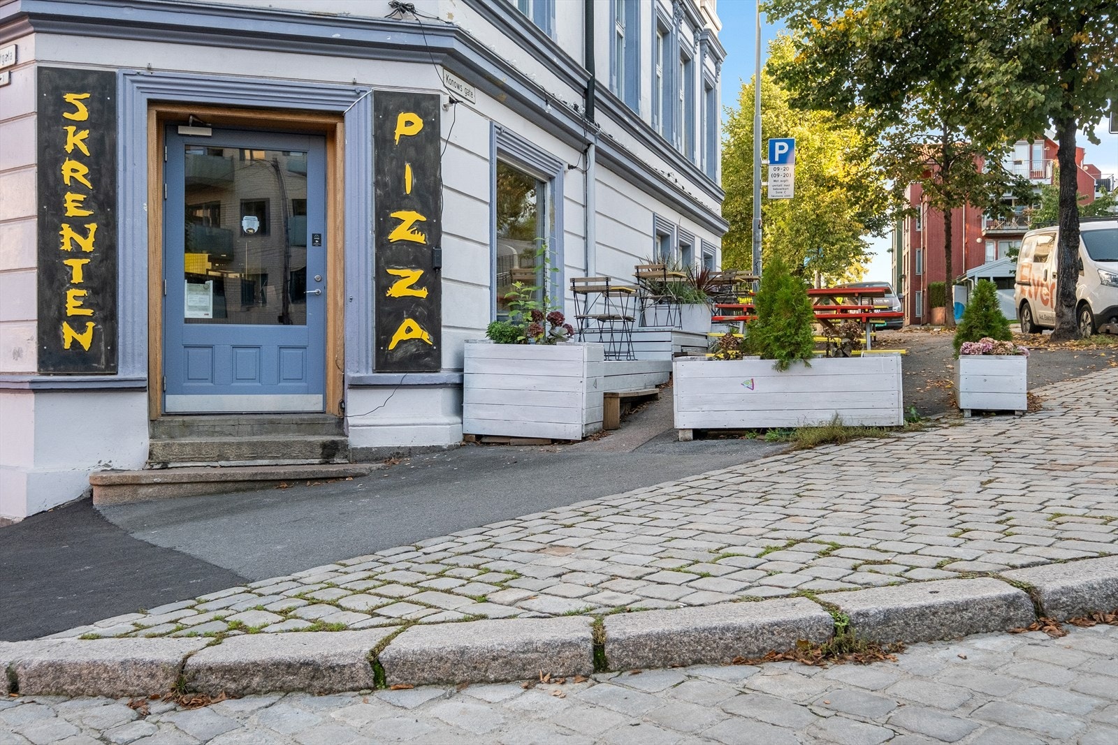 Populære Skrenten pizza ligger rett nedenfor leiligheten. Galleribilde