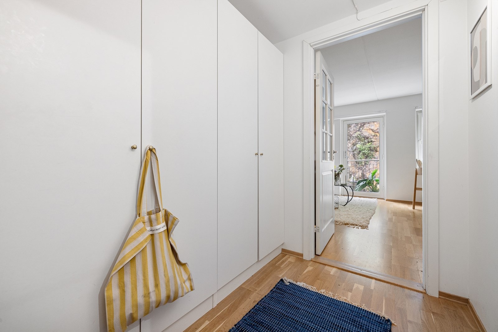 I gangen er det stort garderobeskap for oppbevaring av sko og yttertøy Galleribilde