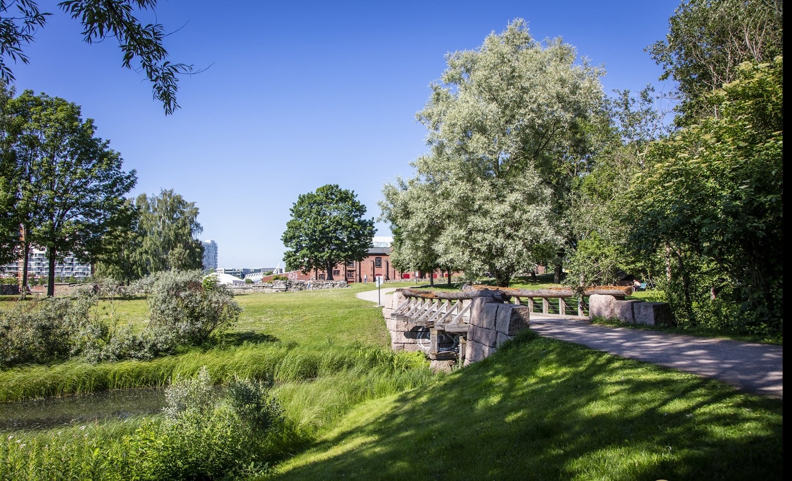 Middelalderparken med Sørenga i bakgrunn, 5 min. gange fra leiligheten Galleribilde