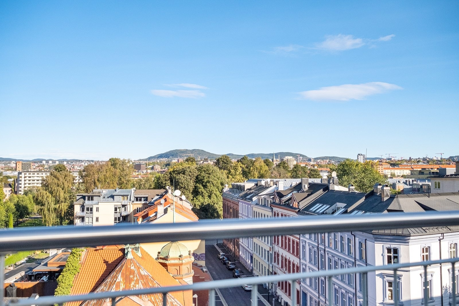 Gode solforhold og utsikt over byen Galleribilde