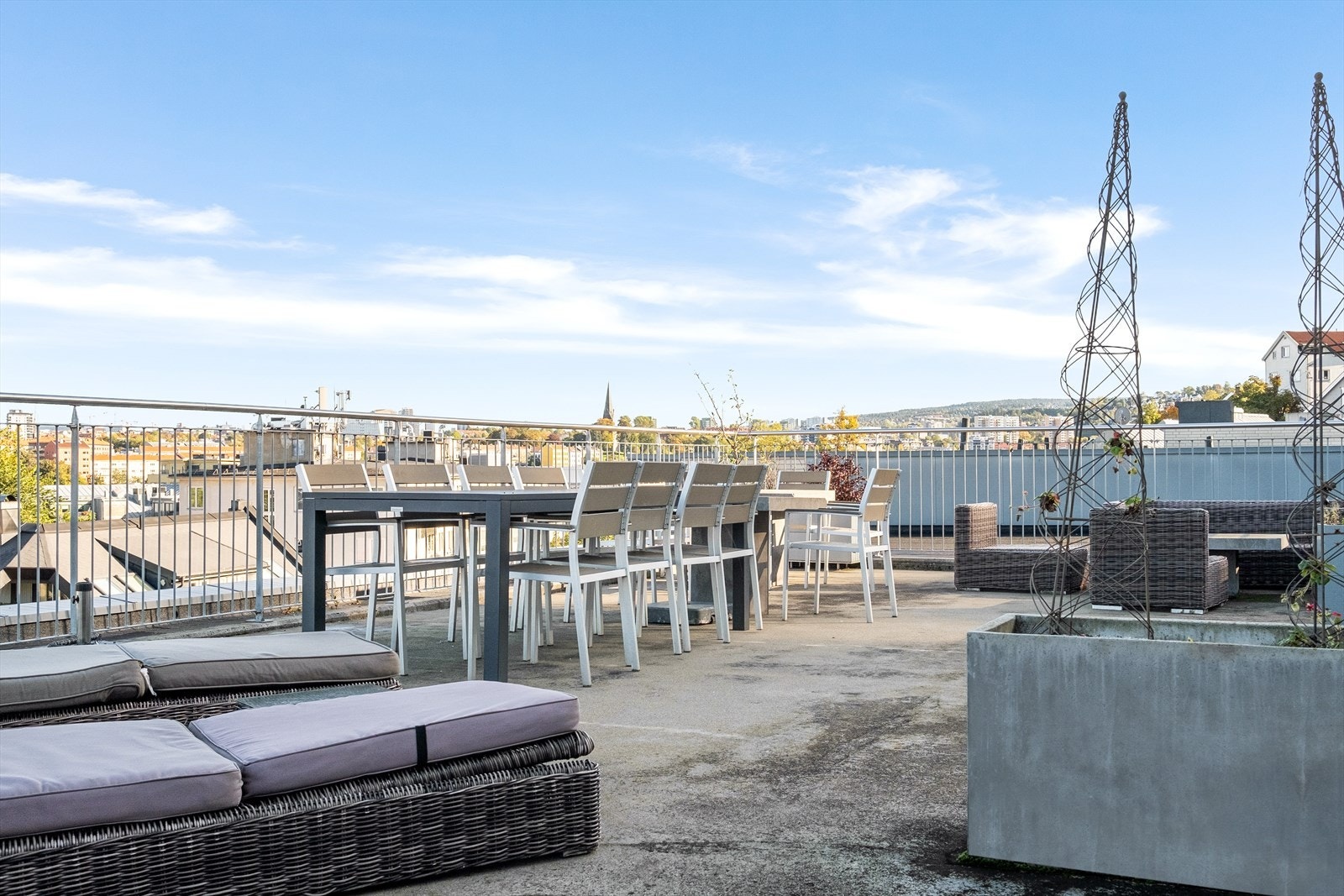 Det er god plass til flere sittegrupper, grill og beplantning Galleribilde
