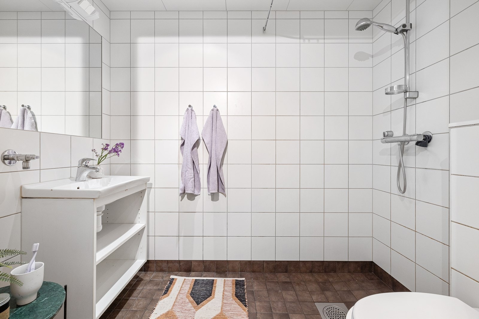 Romslig og pent baderom fra 2007. Badet har flislagte overflater, gulvvarme og downlights i himling Galleribilde