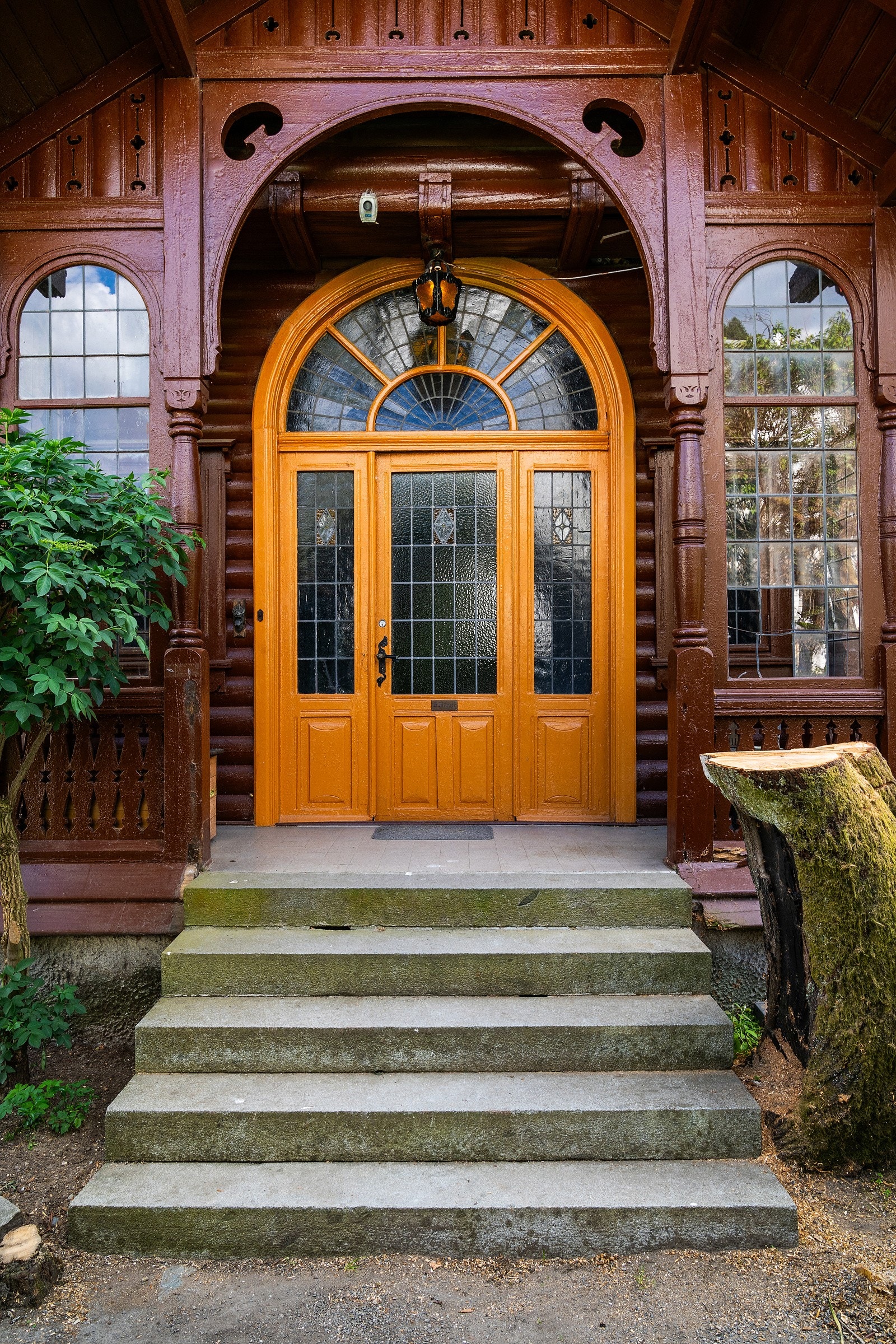 Boligen går over tre etasjer samt loft Galleribilde