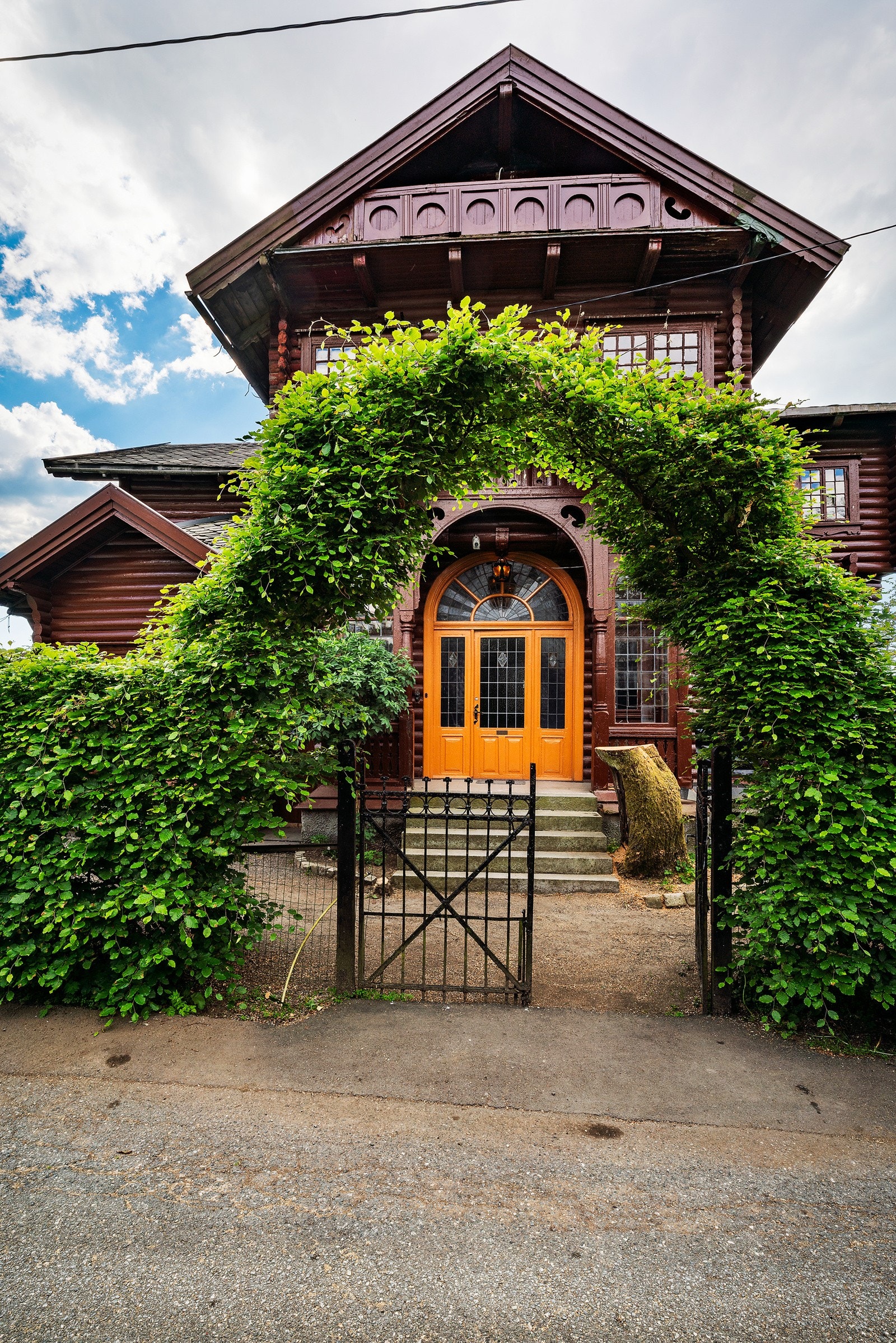 Det er hekk rundt deler av tomten Galleribilde