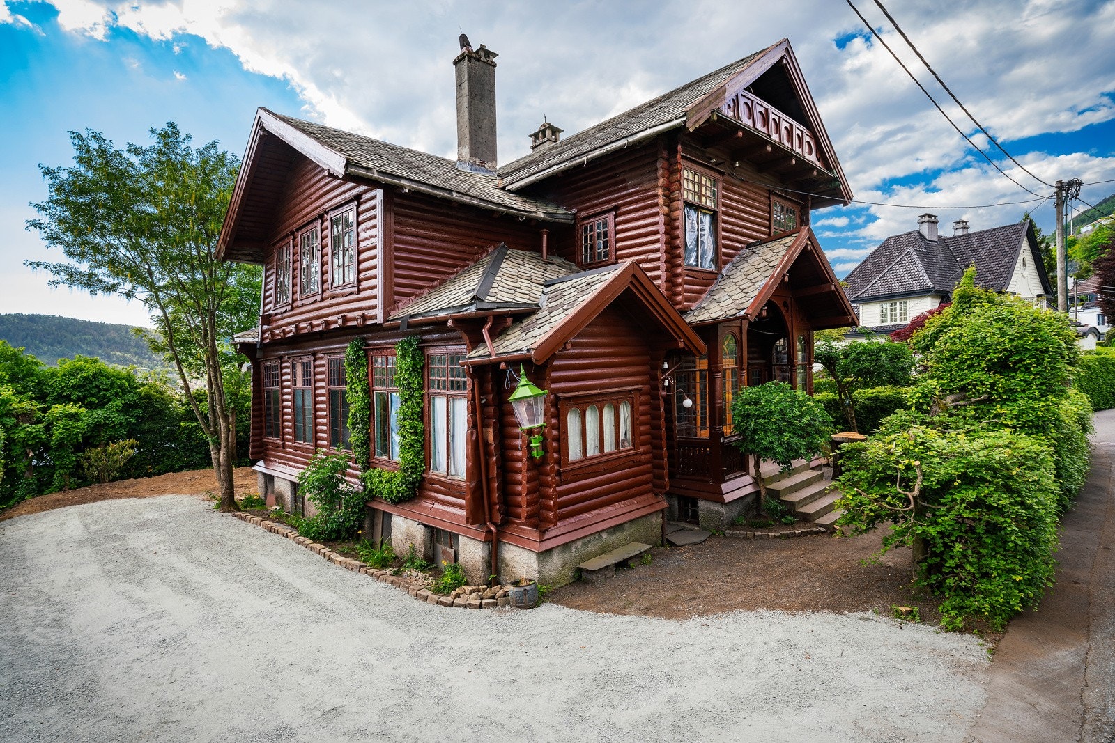 Blaauws vei 5 er en tømmervilla som ble reist i nasjonalromantisk dragestil Galleribilde