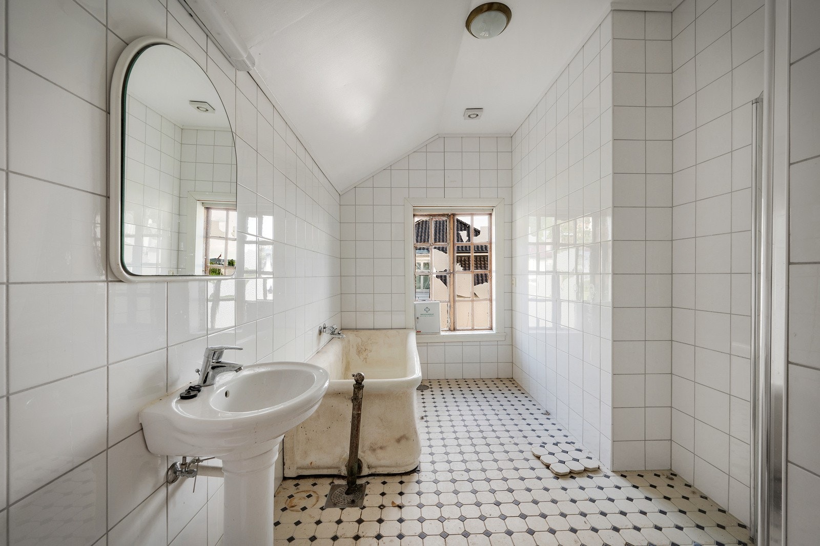 Badet er av eldre dato, og er flislagt på gulv og vegger Galleribilde