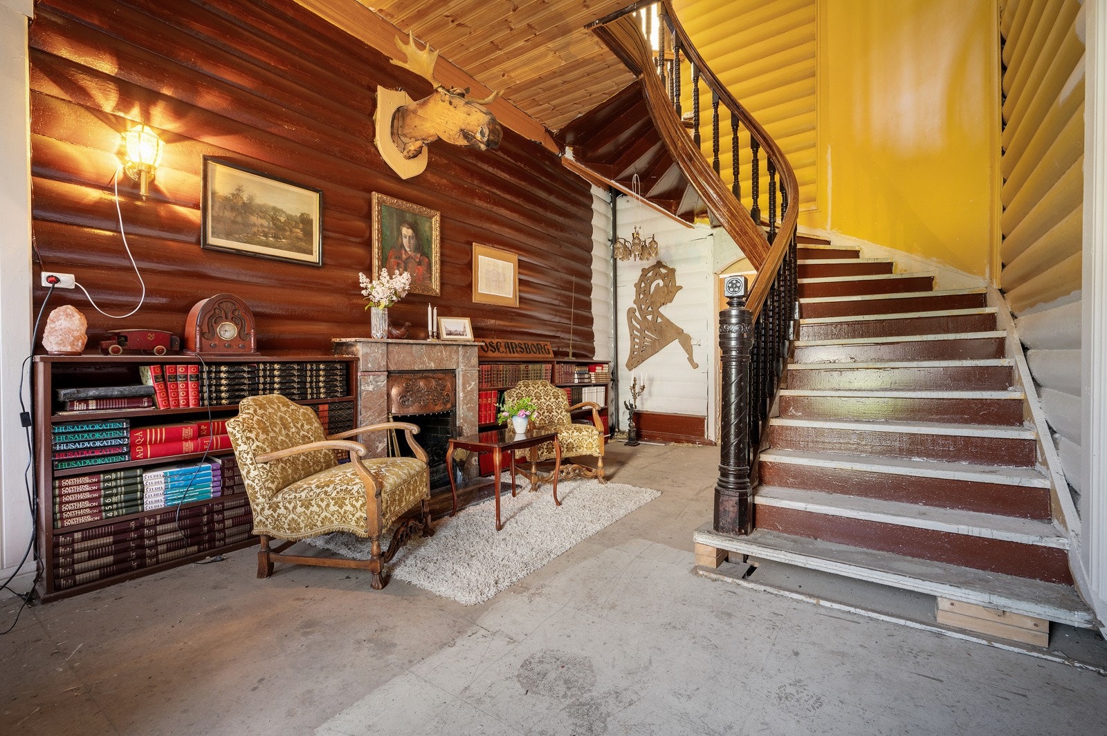 Huset har en sentral trappehall som går gjennom begge hovedetasjer Galleribilde