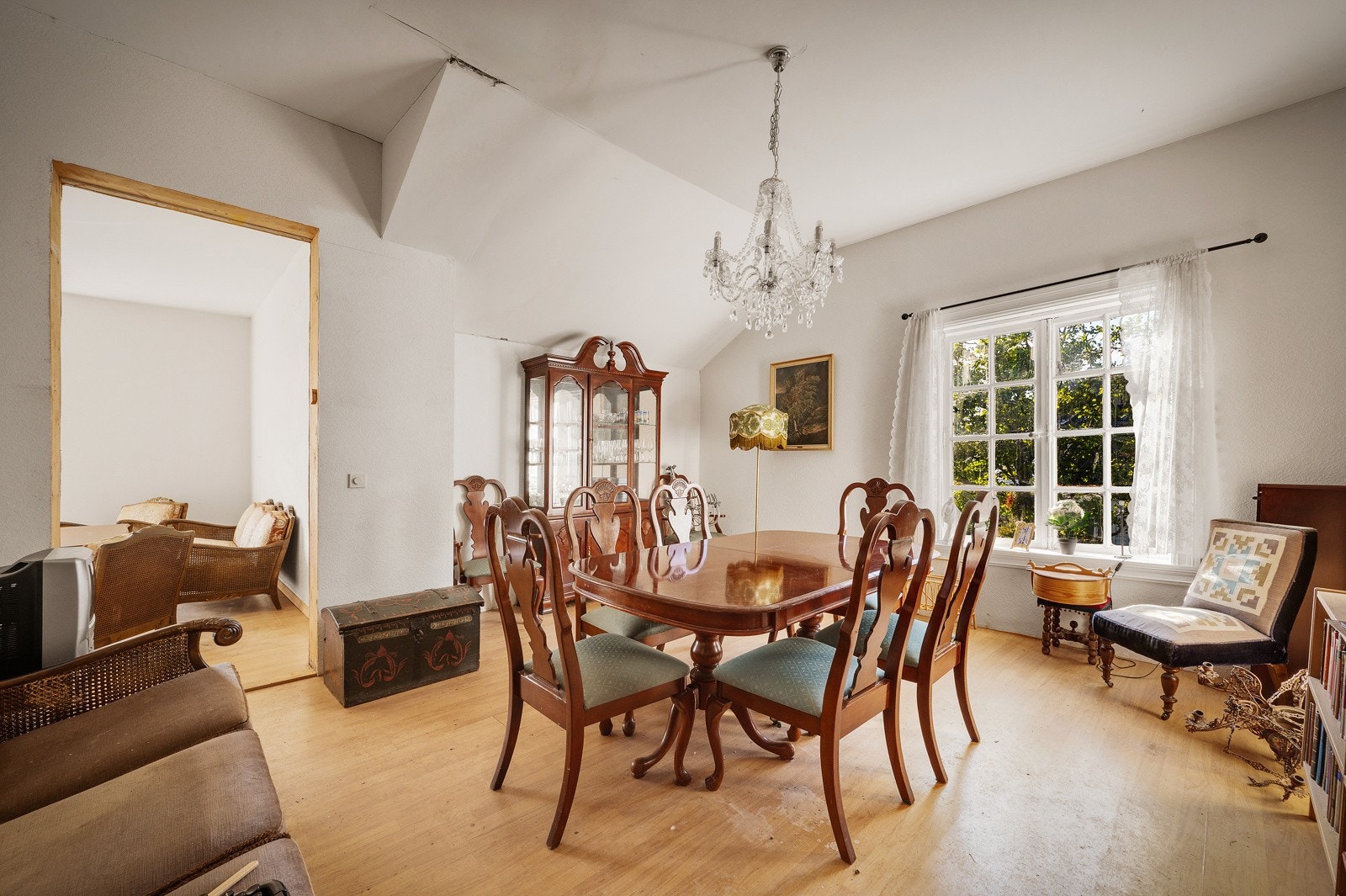 Gulvene i boligen er stedvis belagt med laminat Galleribilde