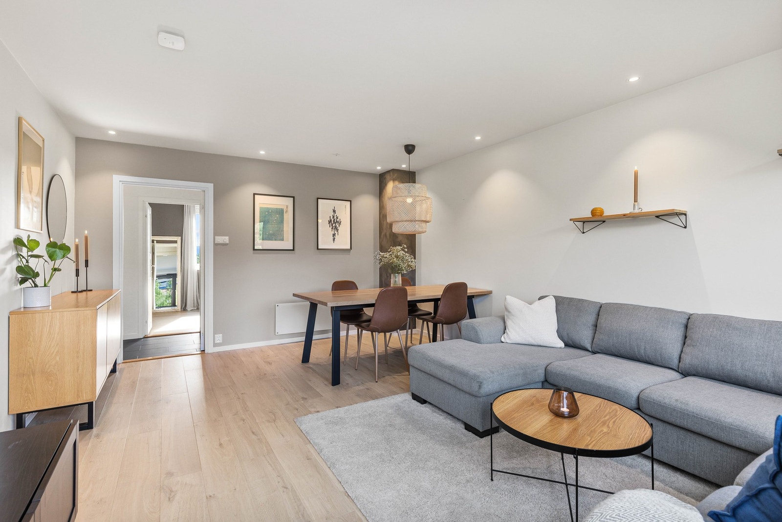 Meget flott stue på 22 kvm med plass for både spisebordsone og sofaseksjon. God belysning fra downlights. Elektrisk varmekilde. Galleribilde