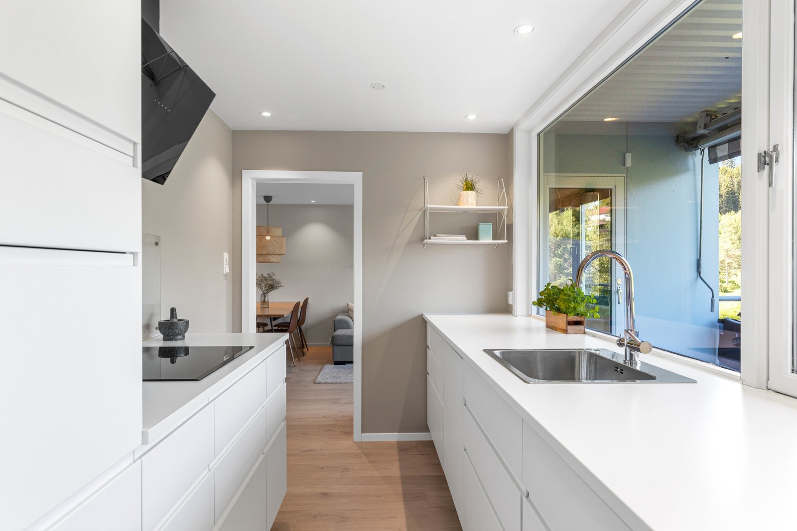 Moderne og meget pent kjøkken på 8 kvm. Rommet er pusset opp i 2019 og får tilstandsgrad 1 på samtlige punkter av takstmann. Galleribilde