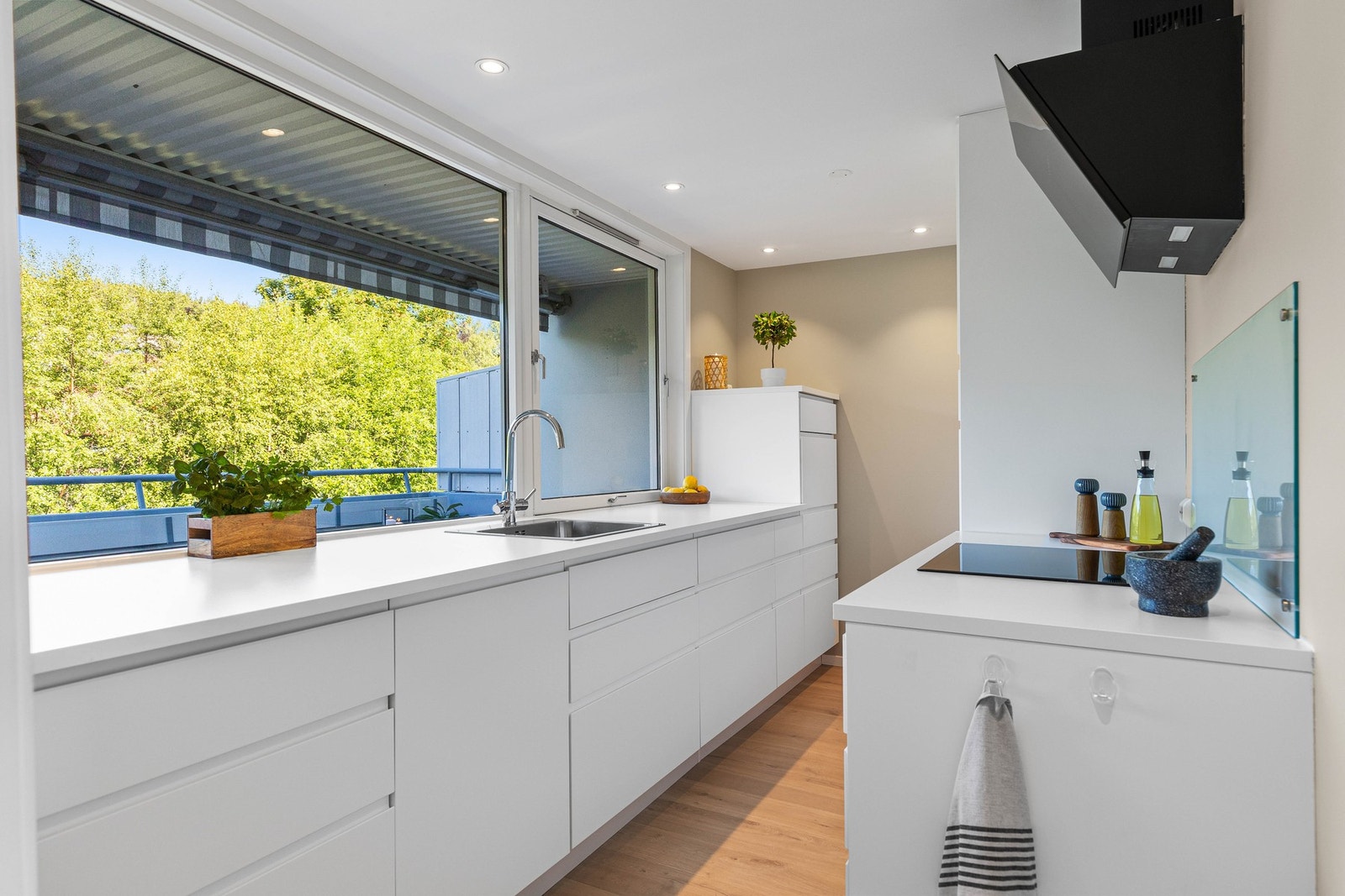 Moderne og meget pent kjøkken på 8 kvm. Rommet er pusset opp i 2019 og får tilstandsgrad 1 på samtlige punkter av takstmann. Galleribilde