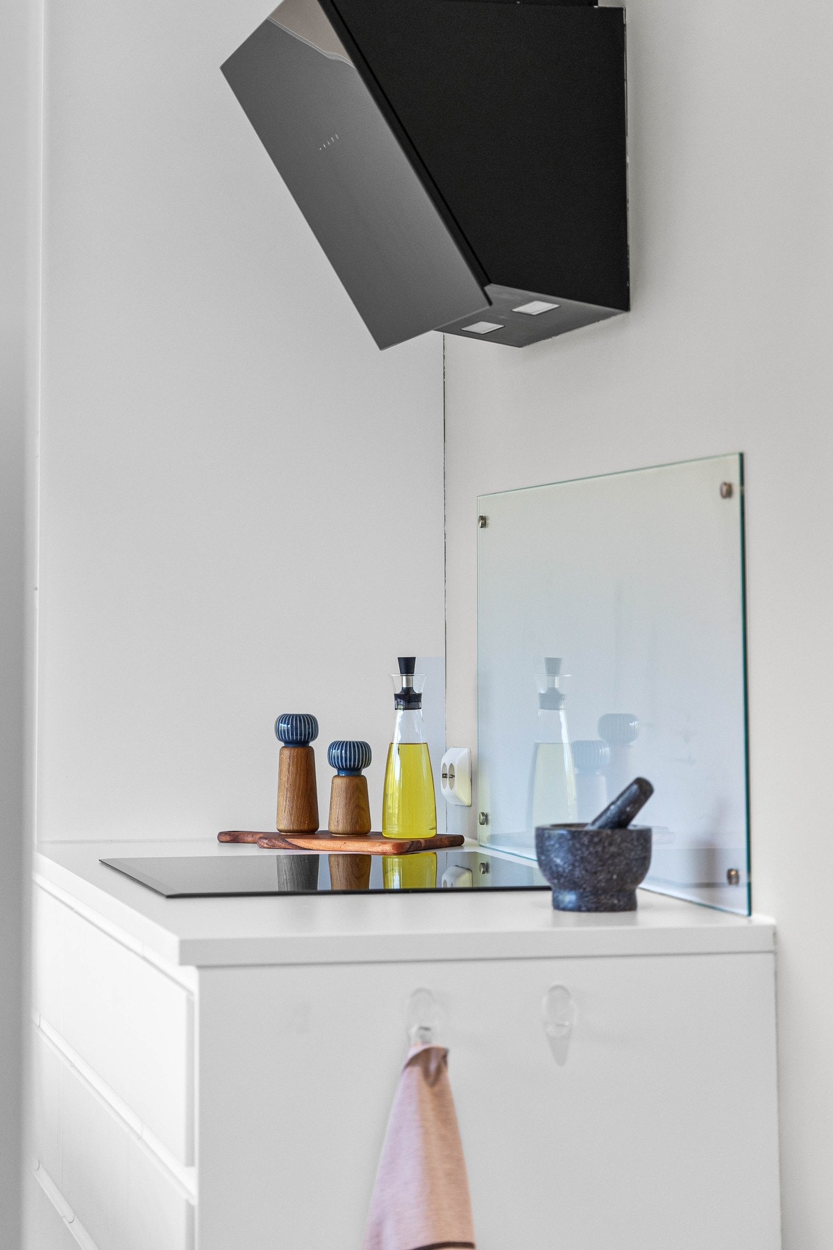 Integrerte hvitevarer er kjøl/fryseskap, oppvaskmaskin, platetopp, mikro, stekeovn og vannstoppsystem. Galleribilde