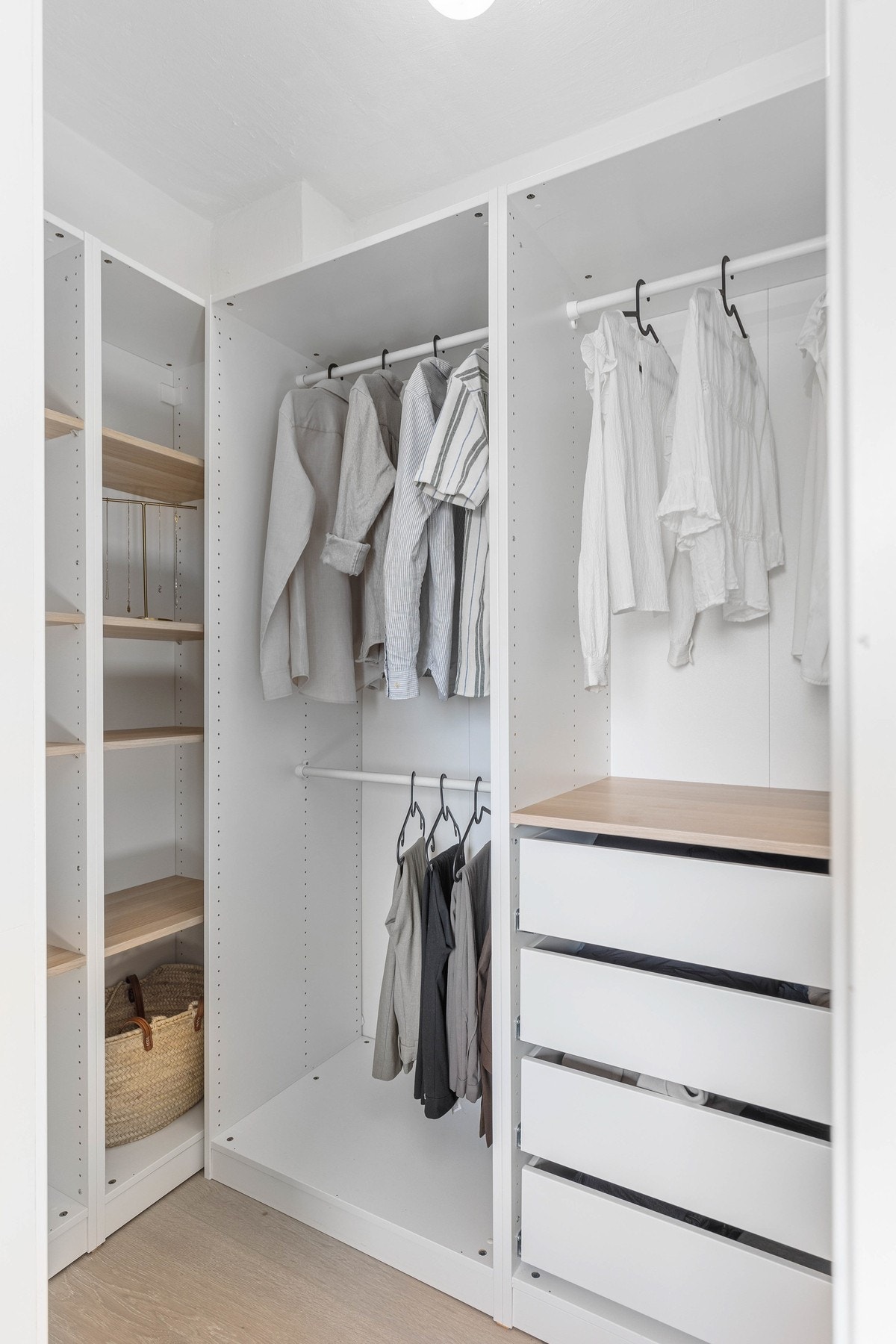 Garderoben er utstyrt med garderobesystemet PAX fra IKEA. Galleribilde