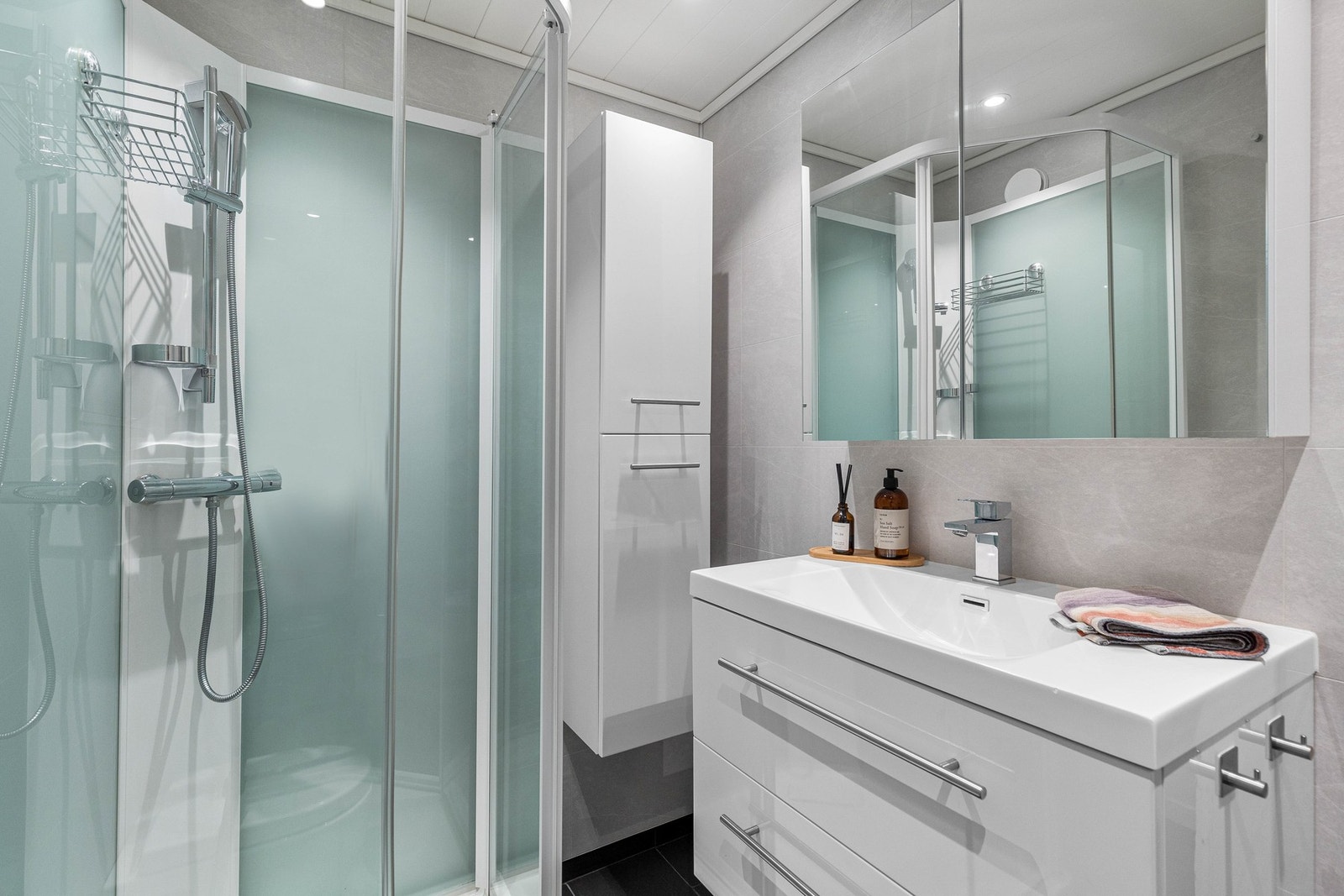 Baderom fra 2018 på 3 kvm. Rommet har elektriske varmekabler og ligger vegg-i-vegg med vaskerom. Galleribilde