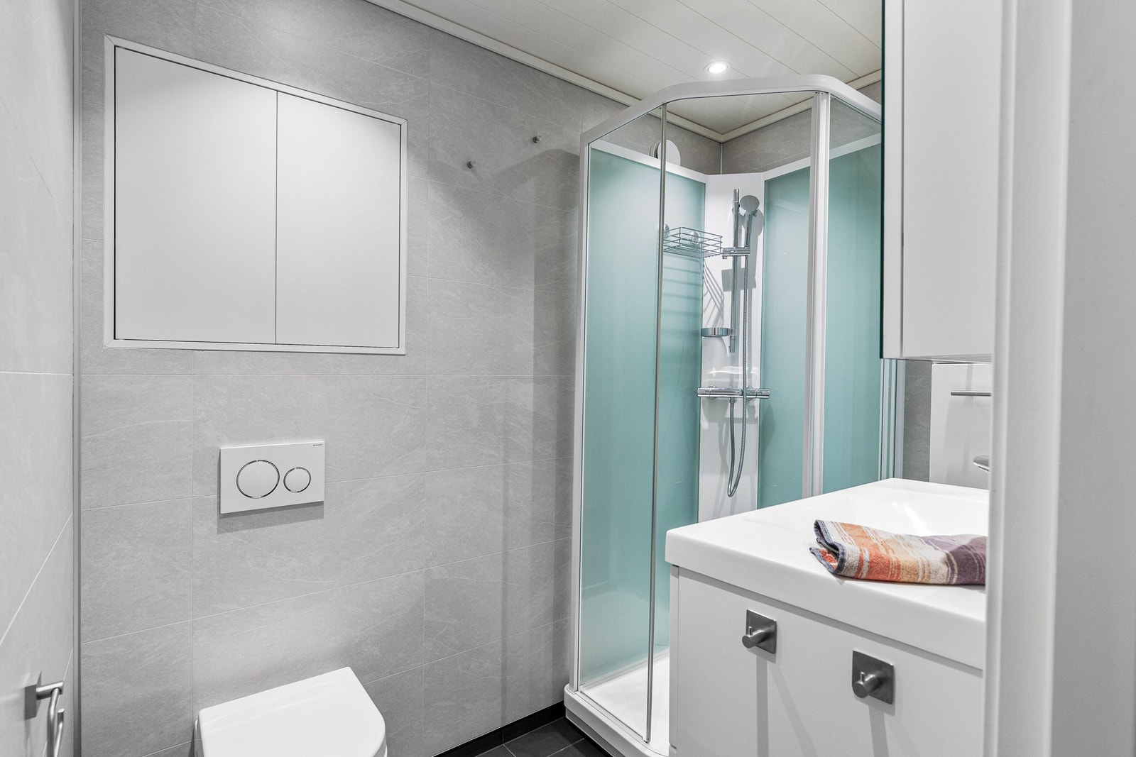 Baderom fra 2018 på 3 kvm. Rommet har elektriske varmekabler og ligger vegg-i-vegg med vaskerom. Galleribilde