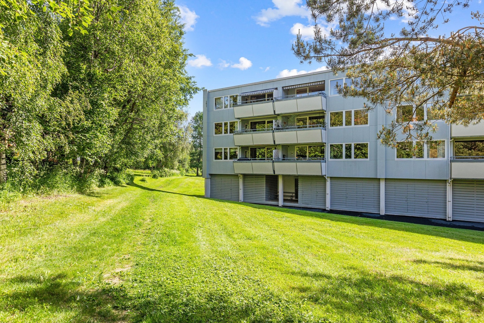 Veldrevet borettslag med flere flotte uteområder som står klar til bruk. Galleribilde