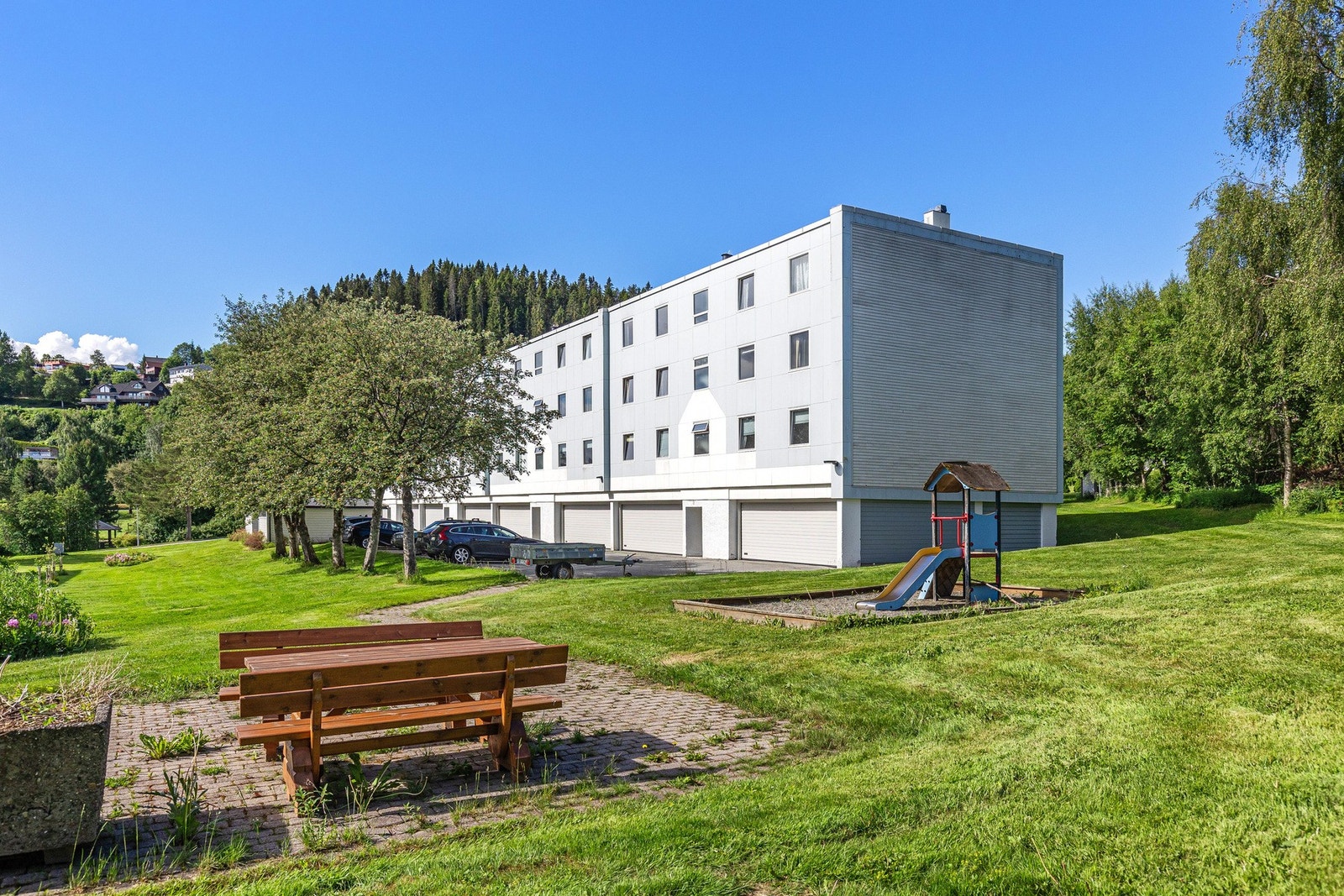 Veldrevet borettslag med flere flotte uteområder som står klar til bruk. Galleribilde