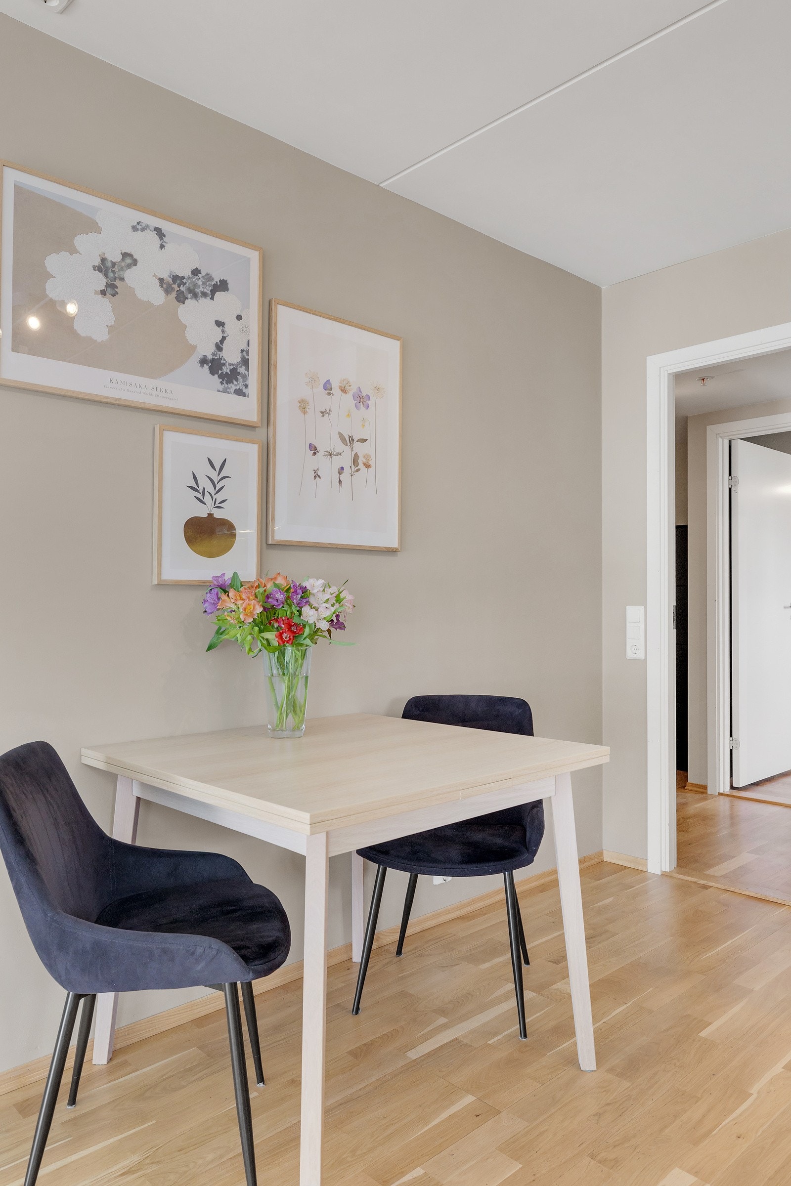 Det er plass til spisebord med tilhørende møblement Galleribilde