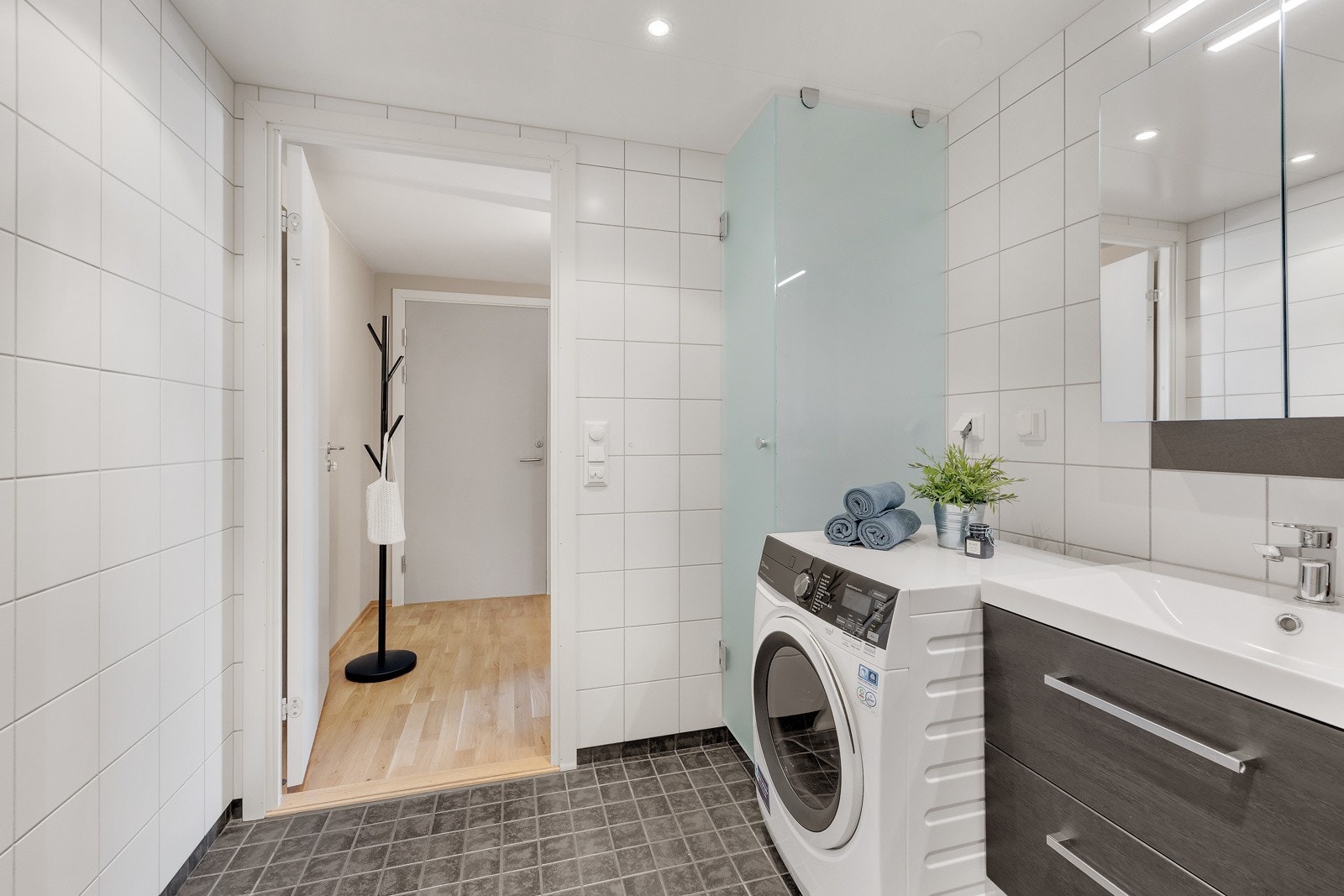 Det er plass til og opplegg for vaskemaskin og tørketrommel på badet. Badet er fra byggeår med oppgraderinger i 2020 Galleribilde
