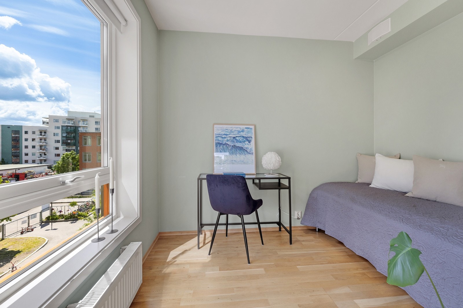 Soverom nr. 2 har tilkomst fra stuen og passer ypperlig som gjesterom, barnerom eller som kontor -alt etter ønske og behov Galleribilde