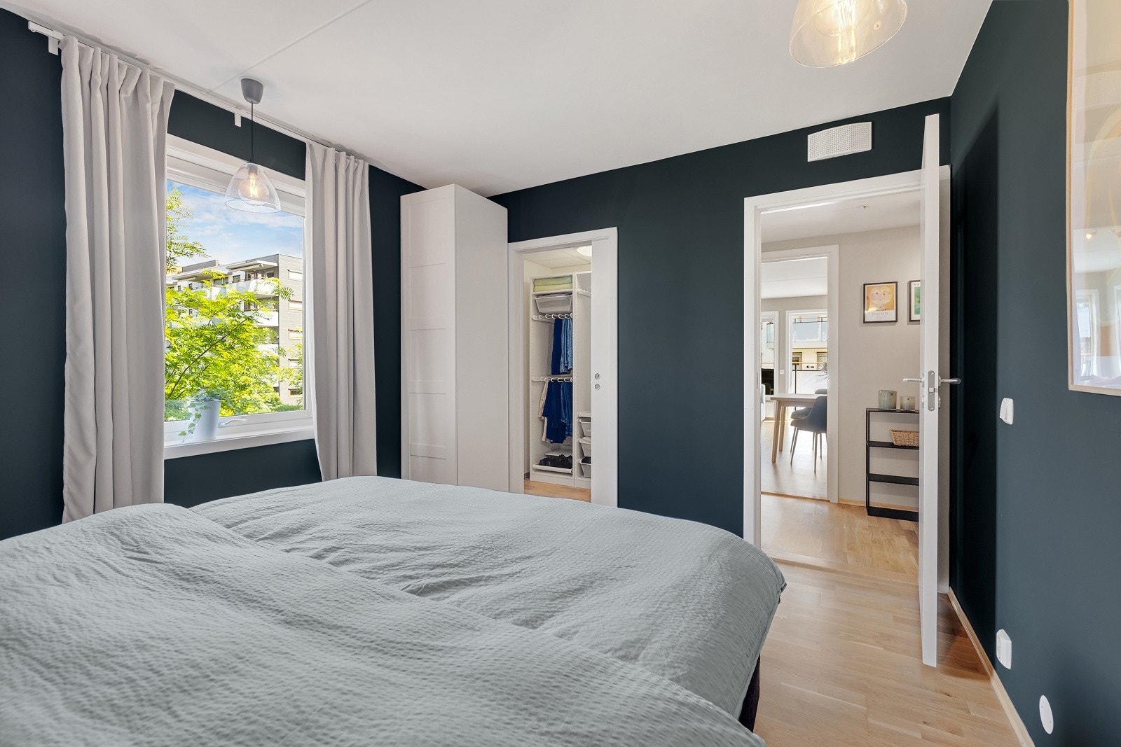 Soverommet har god plass til dobbeltseng og nattbord Galleribilde