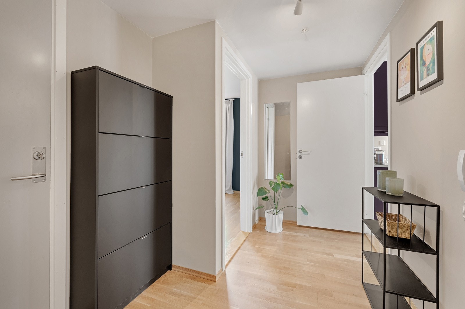 Innbydende entrè med god plass til oppbevaring av sko og yttertøy Galleribilde