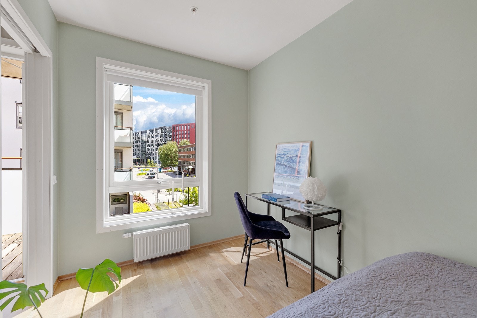 God plass til seng, garderobe og til praktisk kontorløsning på rommet Galleribilde