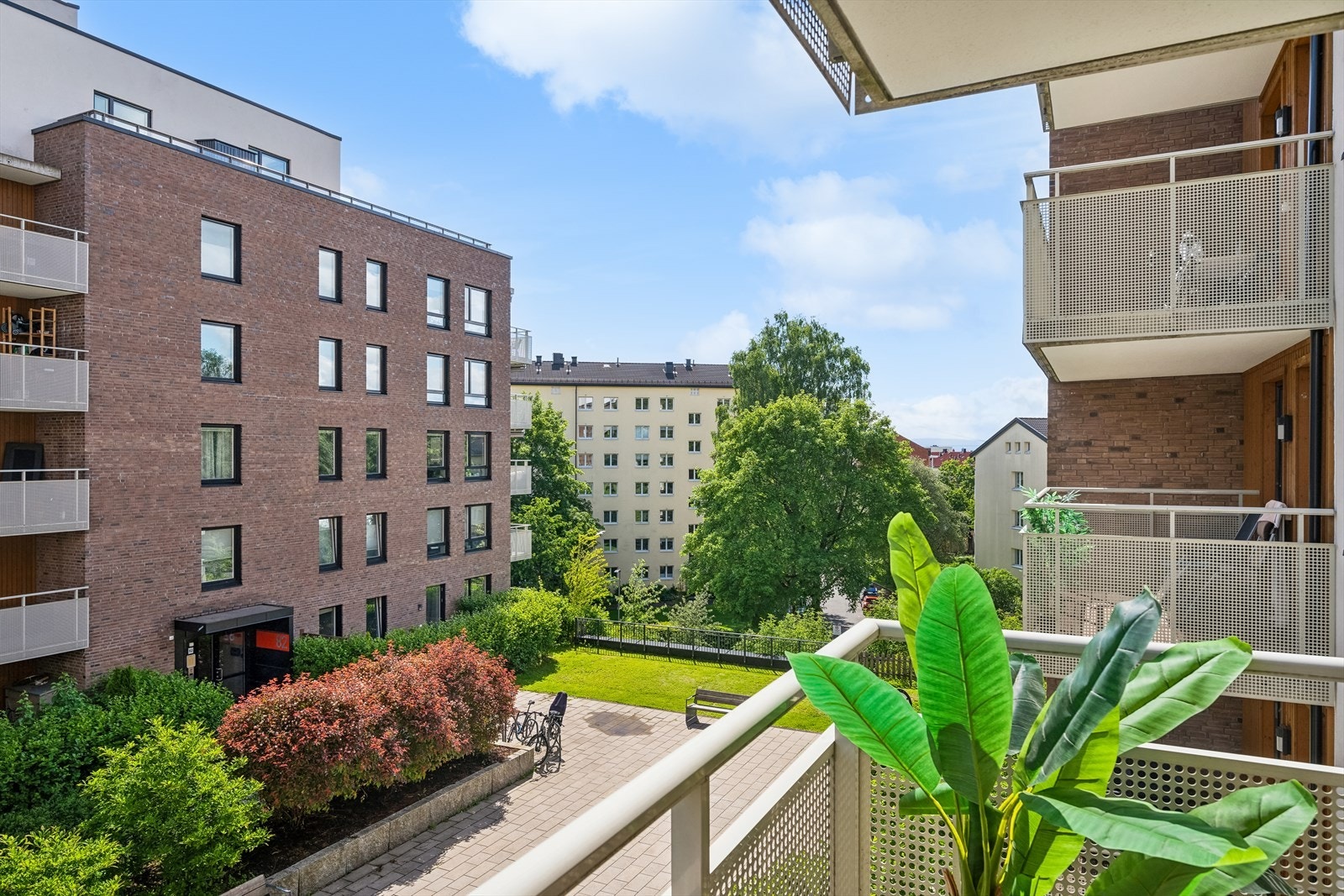 På balkongen på kjøkkensiden har man sol fra tidlig morgen og til ca. kl. 17 på sommeren. Her kan man nyte fin utsikt over nærområdet Galleribilde