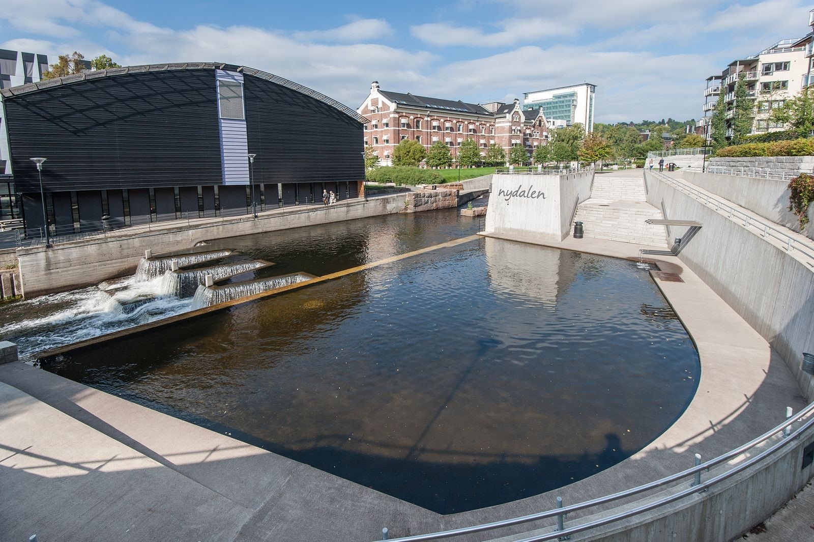 Nydalen - Storo ligger like ved og her har du et bredt utvalg av butikker og restauranter, samt badekulp Galleribilde