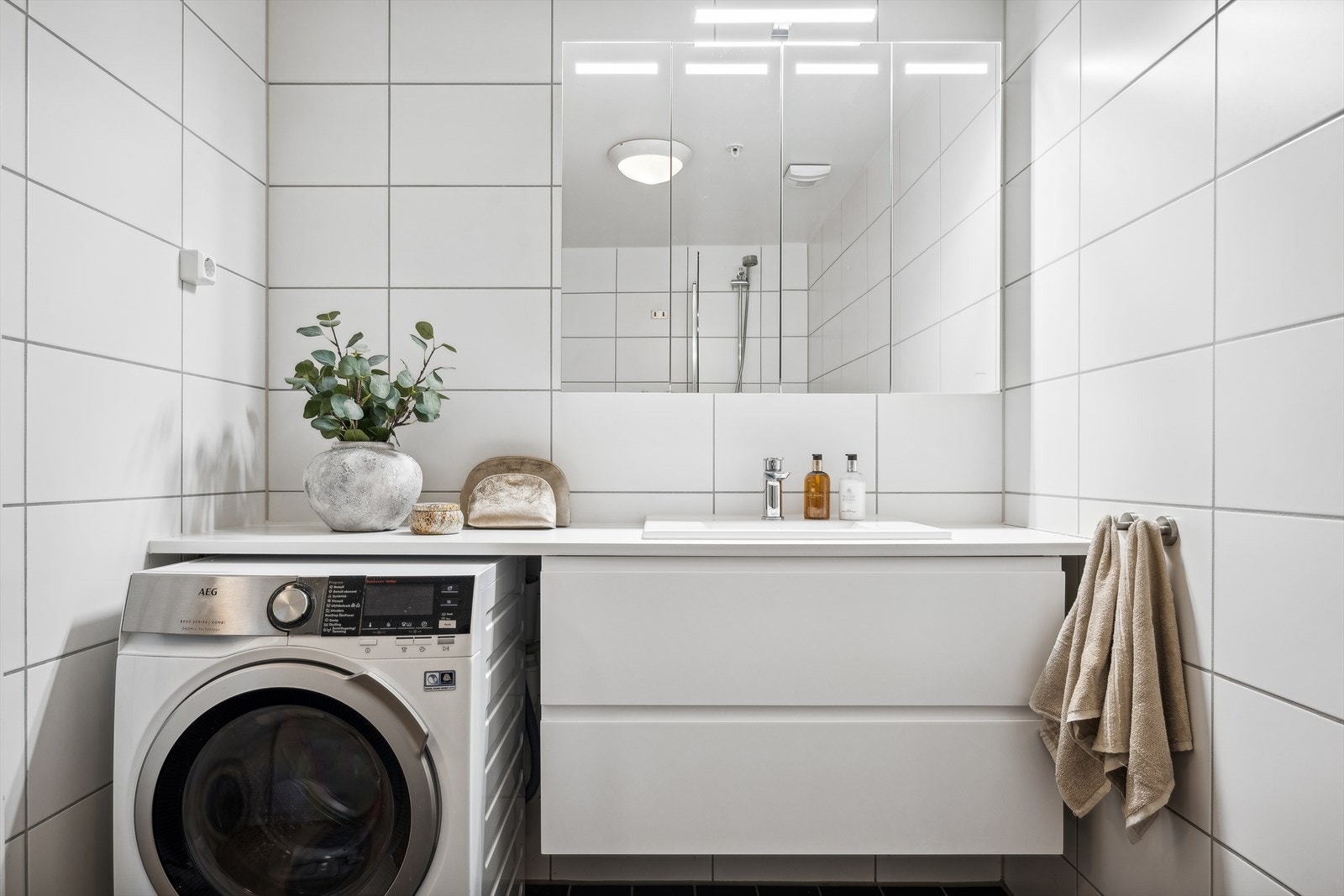 God oppbevaringsplass i servantinnredning med skuffer. I tillegg meget god oppbevaringsplass i det store speilskapet Galleribilde