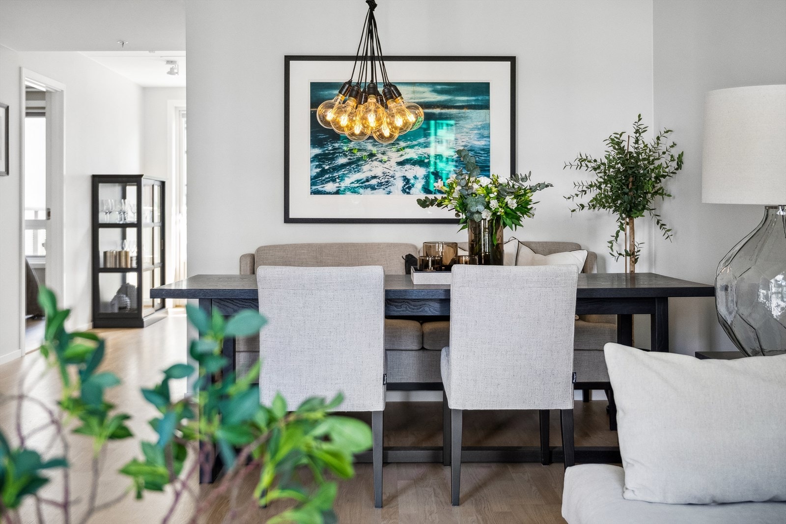 Mange vil nok sette pris på at stuen og kjøkkenet oppleves adskilt Galleribilde