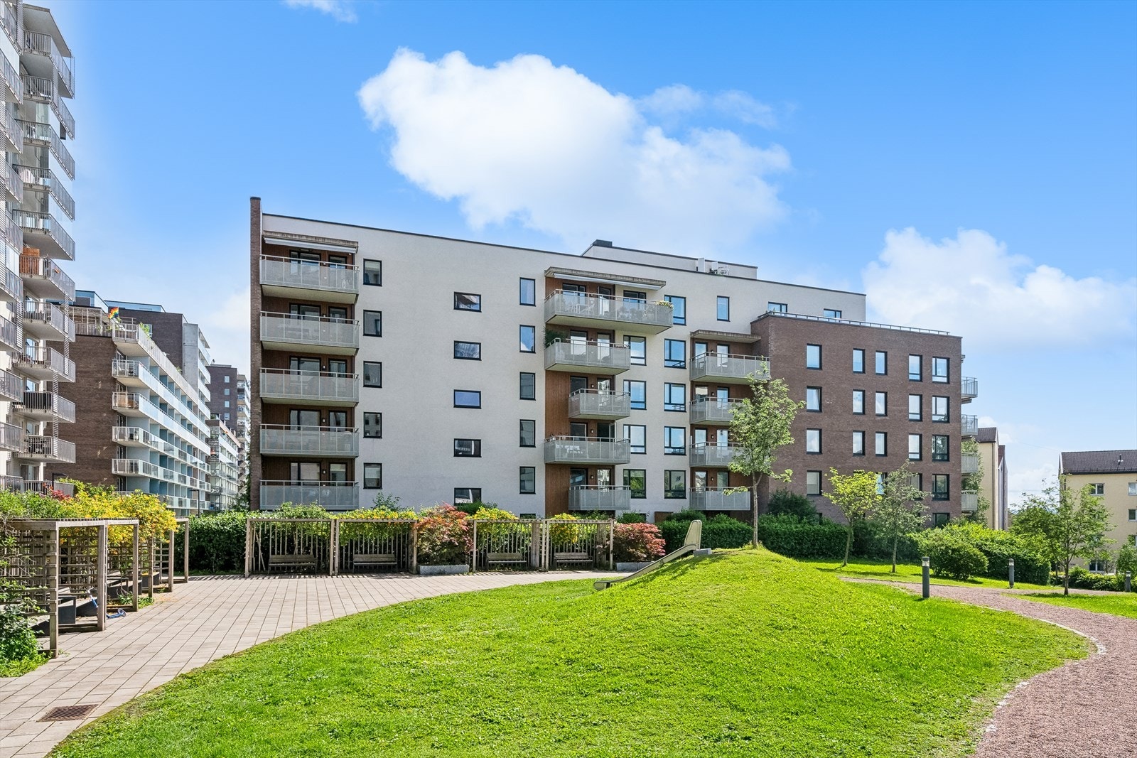 Leiligheten har en meget god intern beliggenhet og ligger i 3. etg. i denne boligblokken som er fra 2014. Her har man flott utsikt over grønne fellesarealer Galleribilde