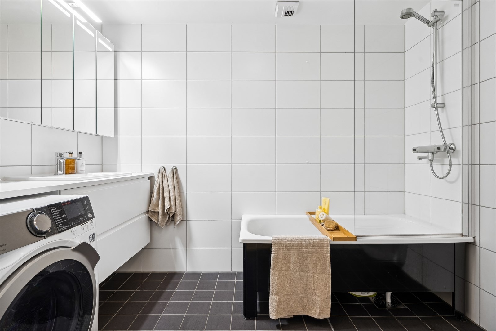 Det innholdsrike hovedbadet har et deilig badekar. Her er også montert en svingbar dusjvegg Galleribilde