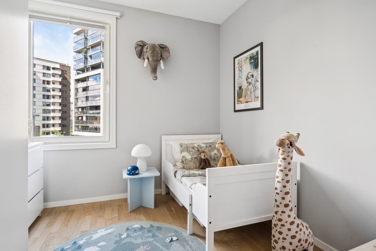 Leiligheten har tre gode soverom. Barnerommet er innredet med en stor skyvedørsgarderobe som gir rikelig med oppbevaringsplass Galleribilde