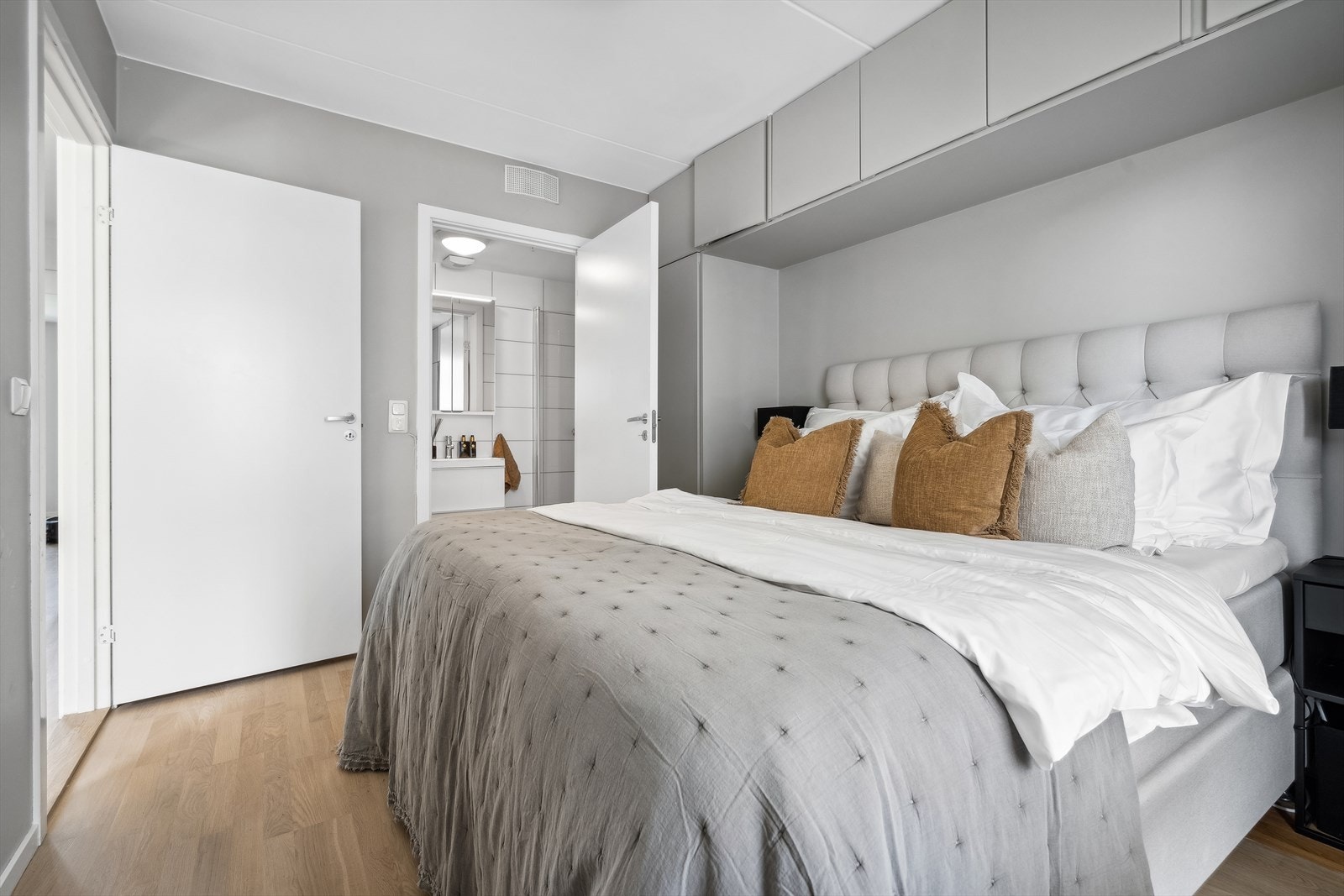 Praktisk en suite løsning med baderom i tilknytning til hovedsoverom Galleribilde