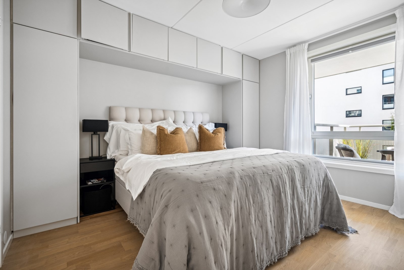 Hovedsoverommet oppleves lyst og innbydende og har meget god garderobeplass i en plassbygget garderobe. Rommet er i dag innredet med en 180cm. dobbeltseng med tilhørende nattbord Galleribilde