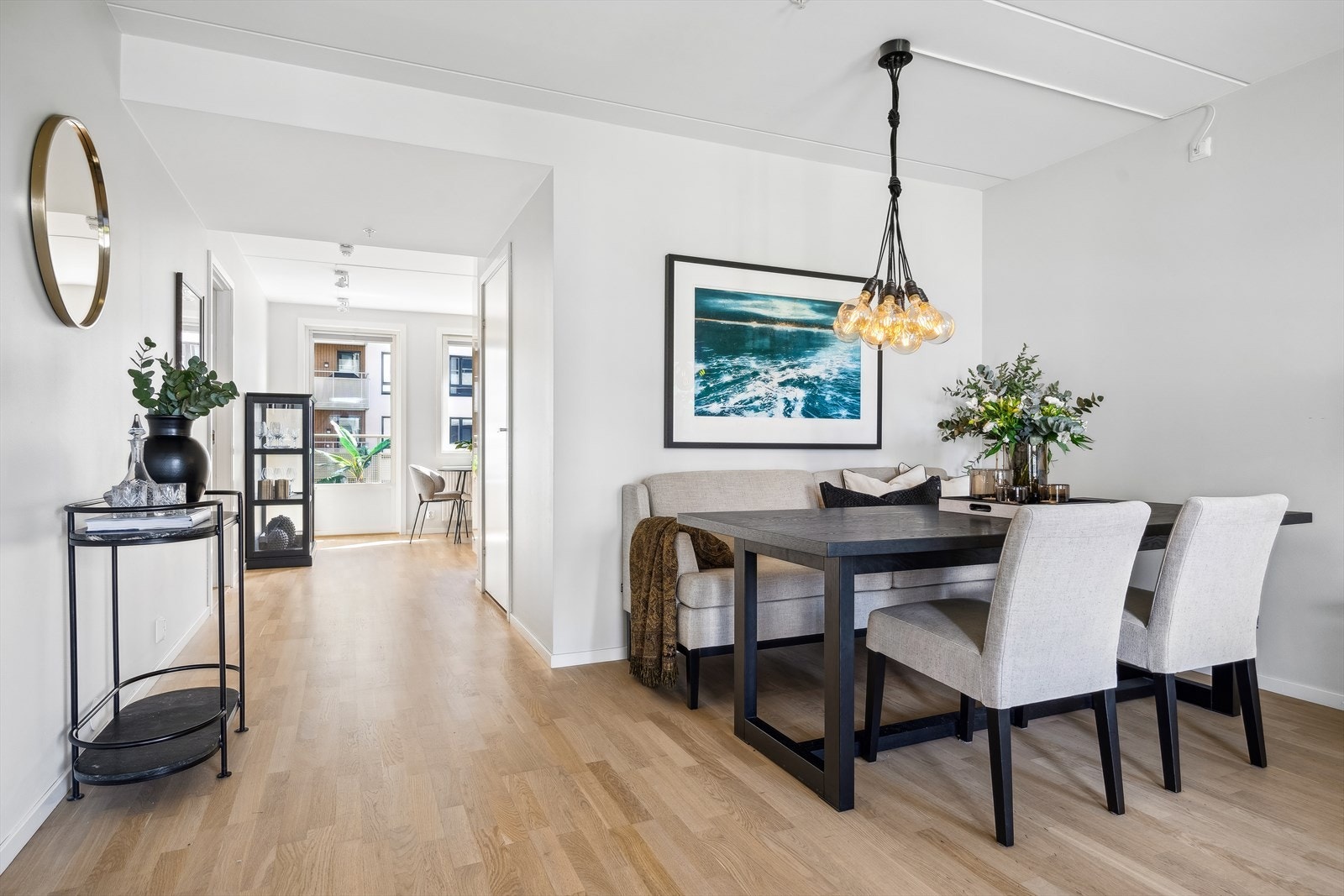 Den gjennomgående planløsningen sørger for at leiligheten oppleves både lys og romslig Galleribilde